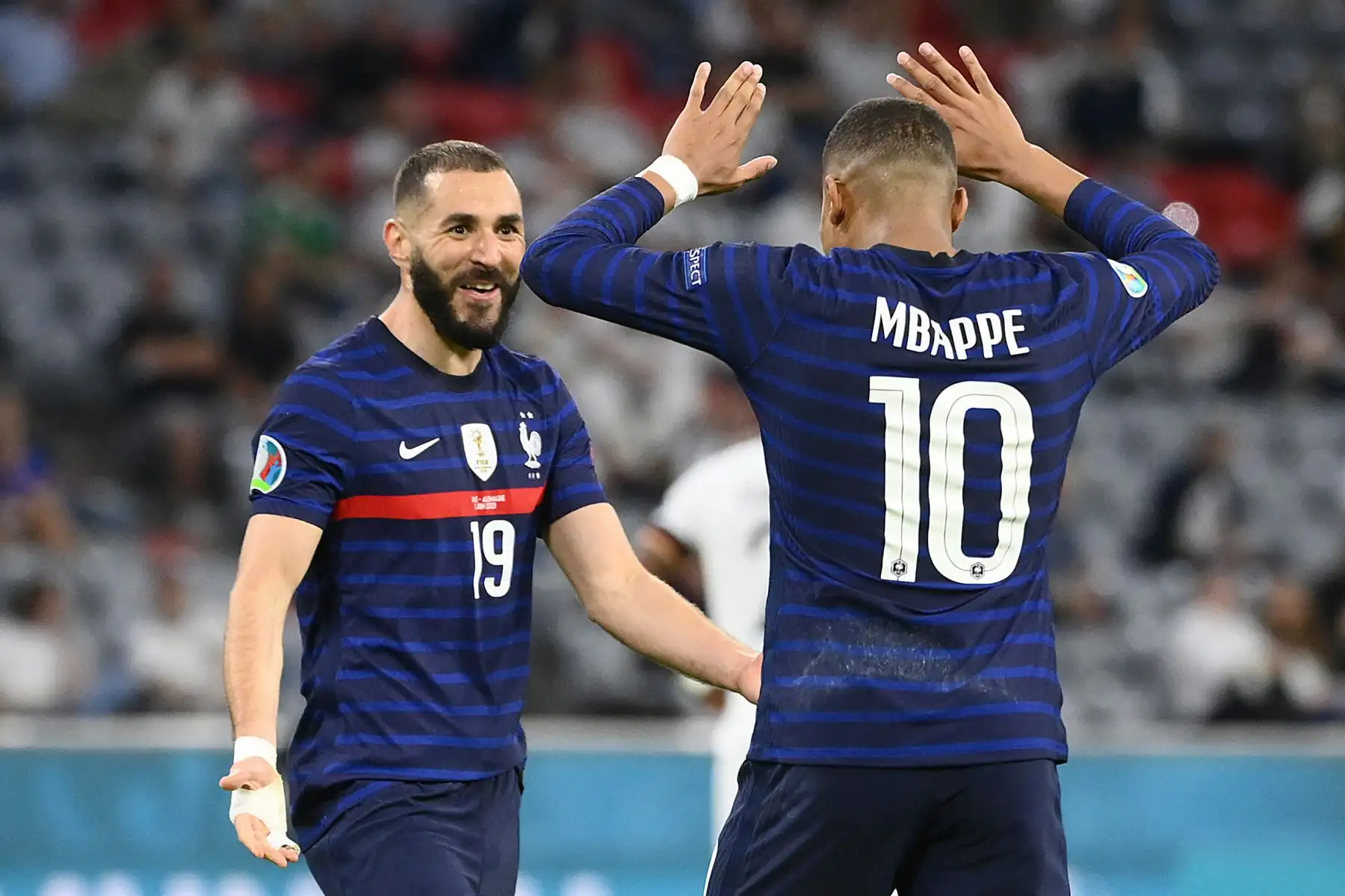 El delantero francés Karim Benzema celebra con el delantero francés Kylian Mbappé tras anotar, antes de que fuera revocado por fuera de juego, durante el partido de fútbol del Grupo F de la UEFA EURO 2020 entre Francia y Alemania en el Allianz Arena de Múnich.
Foto: AFP