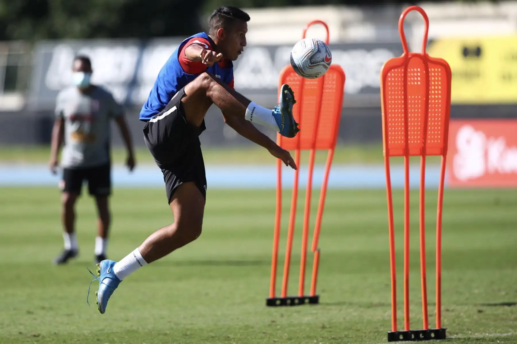 Tras su arribo a Brasil, la selección peruana cumplió  su primer entrenamiento, en la cancha auxiliar del estadio Nilton Santos, con miras al debut en la Copa América 2021.
Foto: Selección Peruana