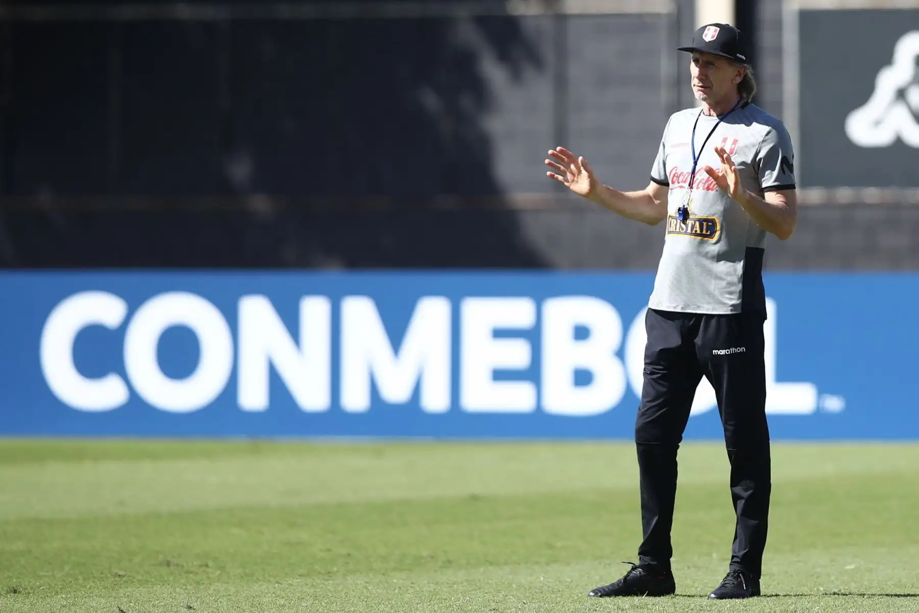 Tras su arribo a Brasil, la selección peruana cumplió  su primer entrenamiento, en la cancha auxiliar del estadio Nilton Santos, con miras al debut en la Copa América 2021. En la imagen el entrenador Ricardo Gareca.
Foto: Selección Peruana