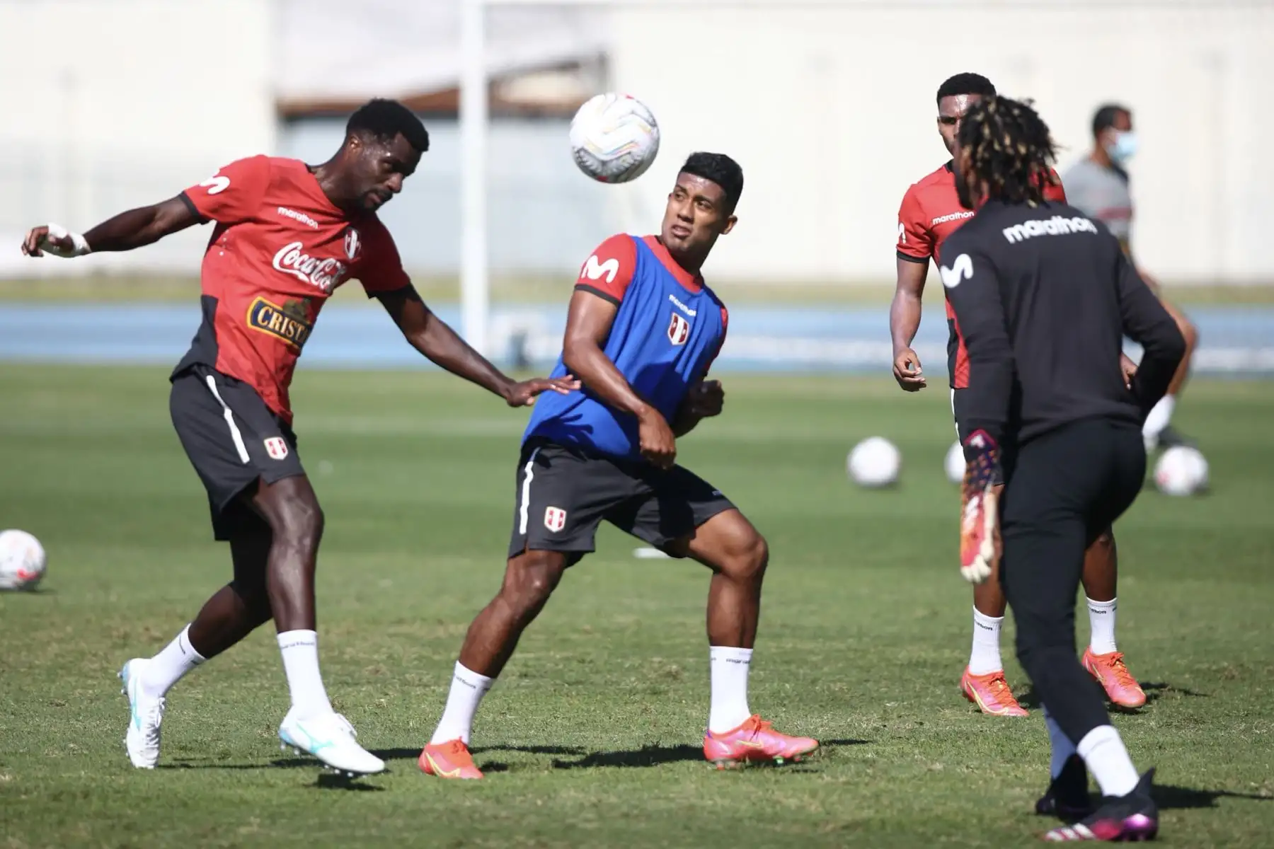 Los 26 seleccionados realizaron trabajos tácticos, que le permitió al técnico Ricardo Gareca confirmar a su oncena que saldrá a afrontar el primer partido de la escuadra nacional en el Grupo B.
Foto: Selección Peruana