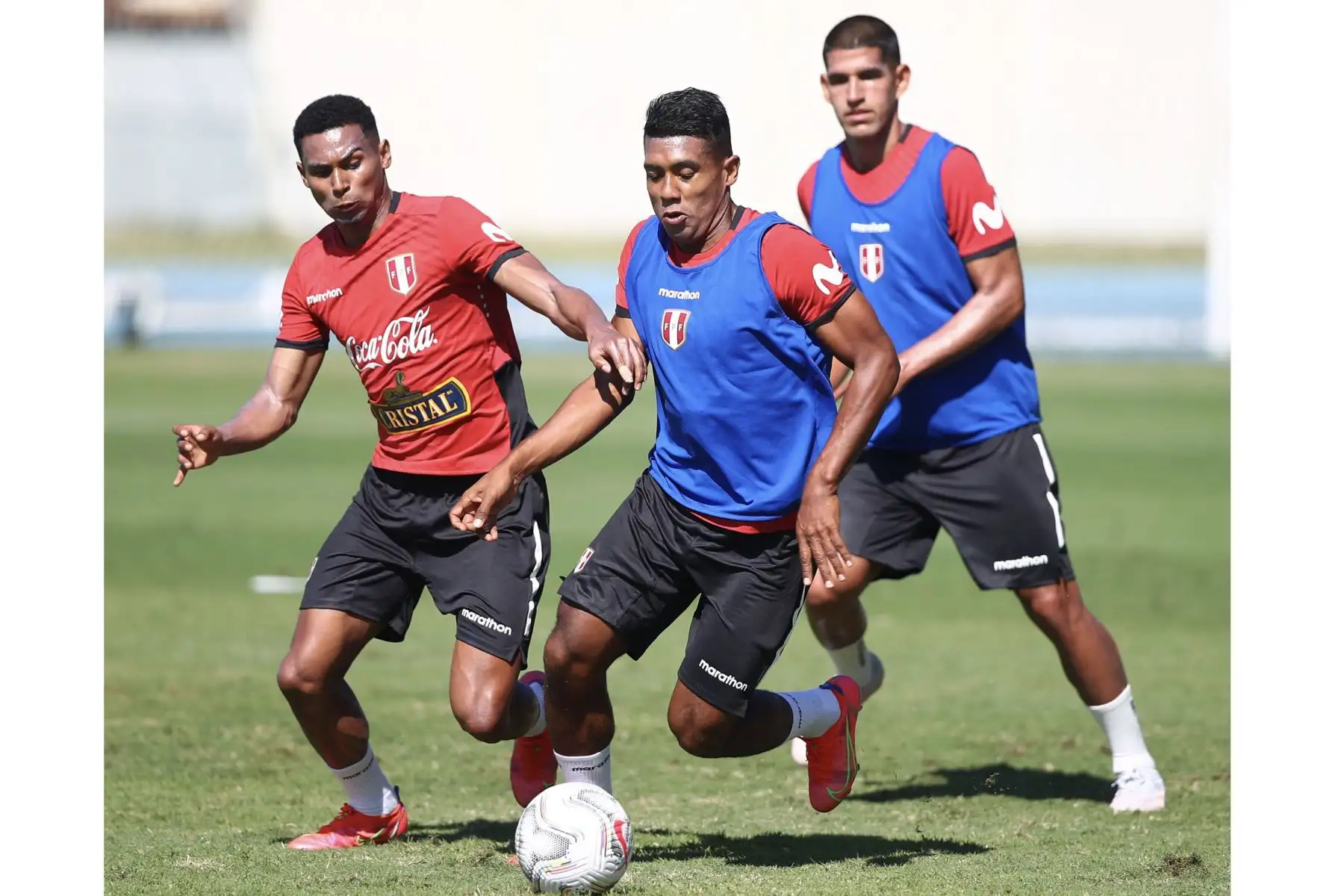 Los 26 seleccionados realizaron trabajos tácticos, que le permitió al técnico Ricardo Gareca confirmar a su oncena que saldrá a afrontar el primer partido de la escuadra nacional en el Grupo B.
Foto: Selección Peruana