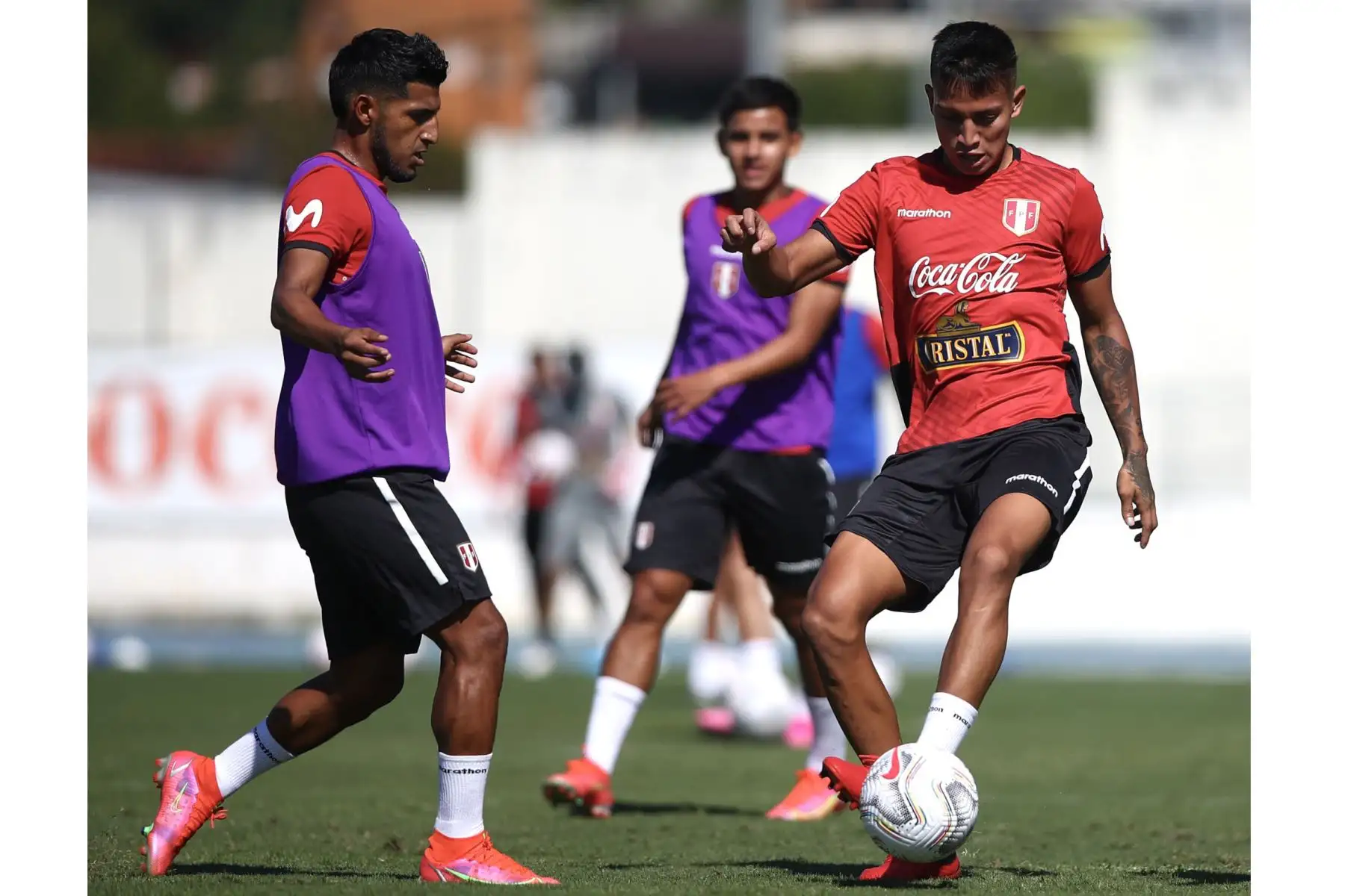 Los 26 seleccionados realizaron trabajos tácticos, que le permitió al técnico Ricardo Gareca confirmar a su oncena que saldrá a afrontar el primer partido de la escuadra nacional en el Grupo B.
Foto: Selección Peruana