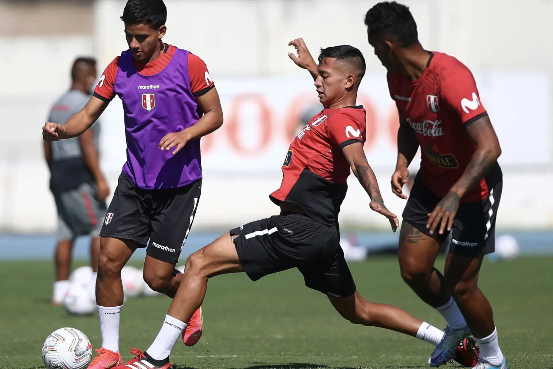 Tras su arribo a Brasil, la selección peruana cumplió  su primer entrenamiento, en la cancha auxiliar del estadio Nilton Santos, con miras al debut en la Copa América 2021. 
Foto: Selección Peruana