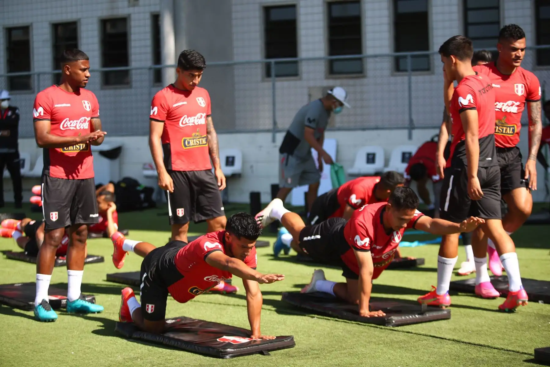 Tras su arribo a Brasil, la selección peruana cumplió  su primer entrenamiento, en la cancha auxiliar del estadio Nilton Santos, con miras al debut en la Copa América 2021. 
Foto: Selección Peruana