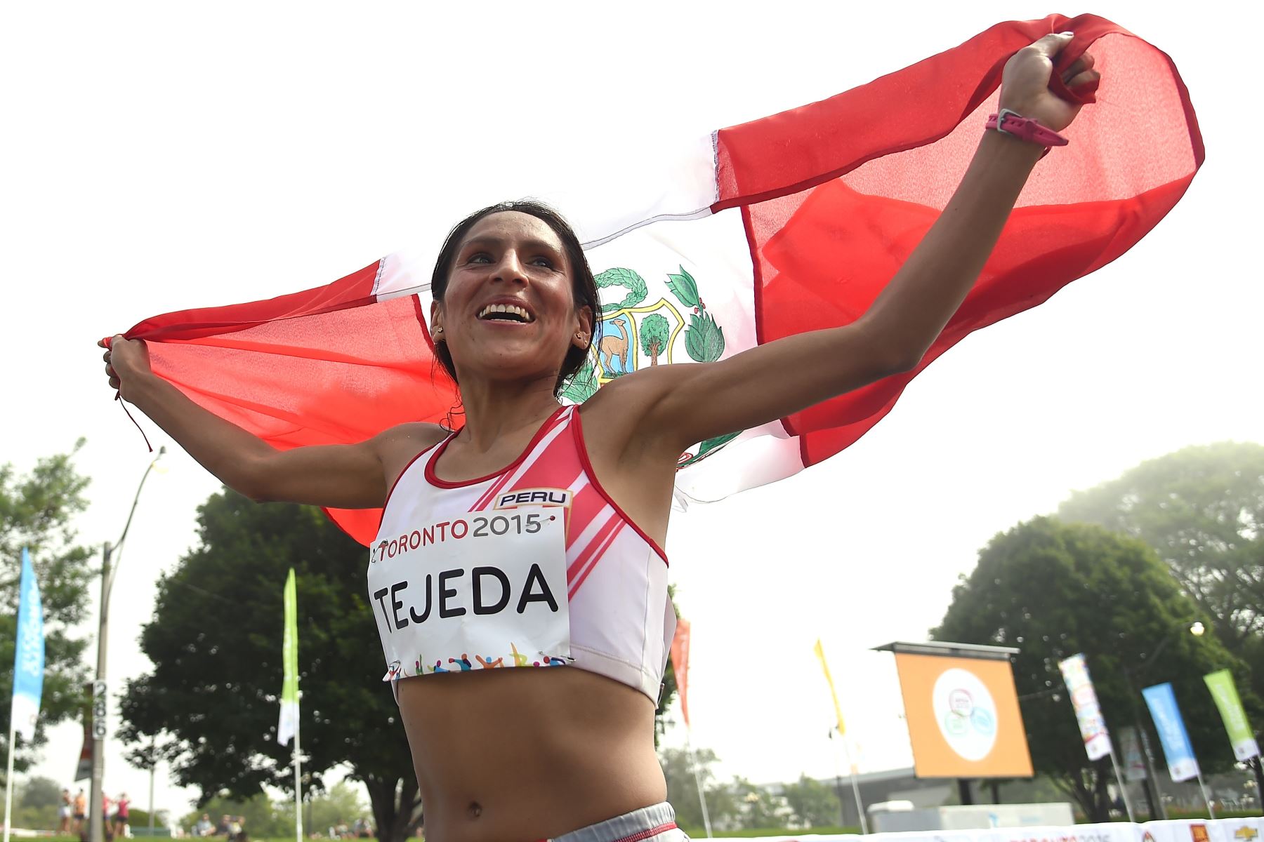 Gladys Tejeda corre con la bandera en los Juegos Panamericanos 2015 en Toronto, Canadá. 
Foto: AFP