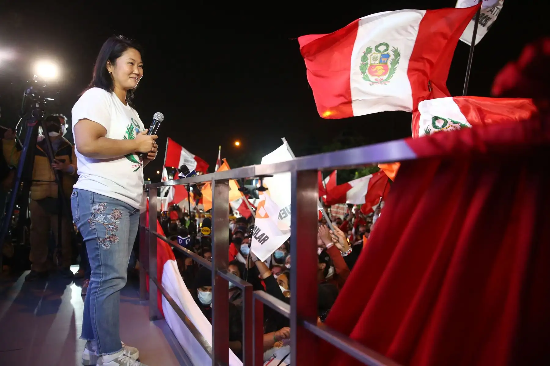 La candidata de Fuerza Popular, Keiko Fujimori se dirige a sus simpatizantes en un mitin frente a su local partidario.
Foto: ANDINA/Vidal Tarqui