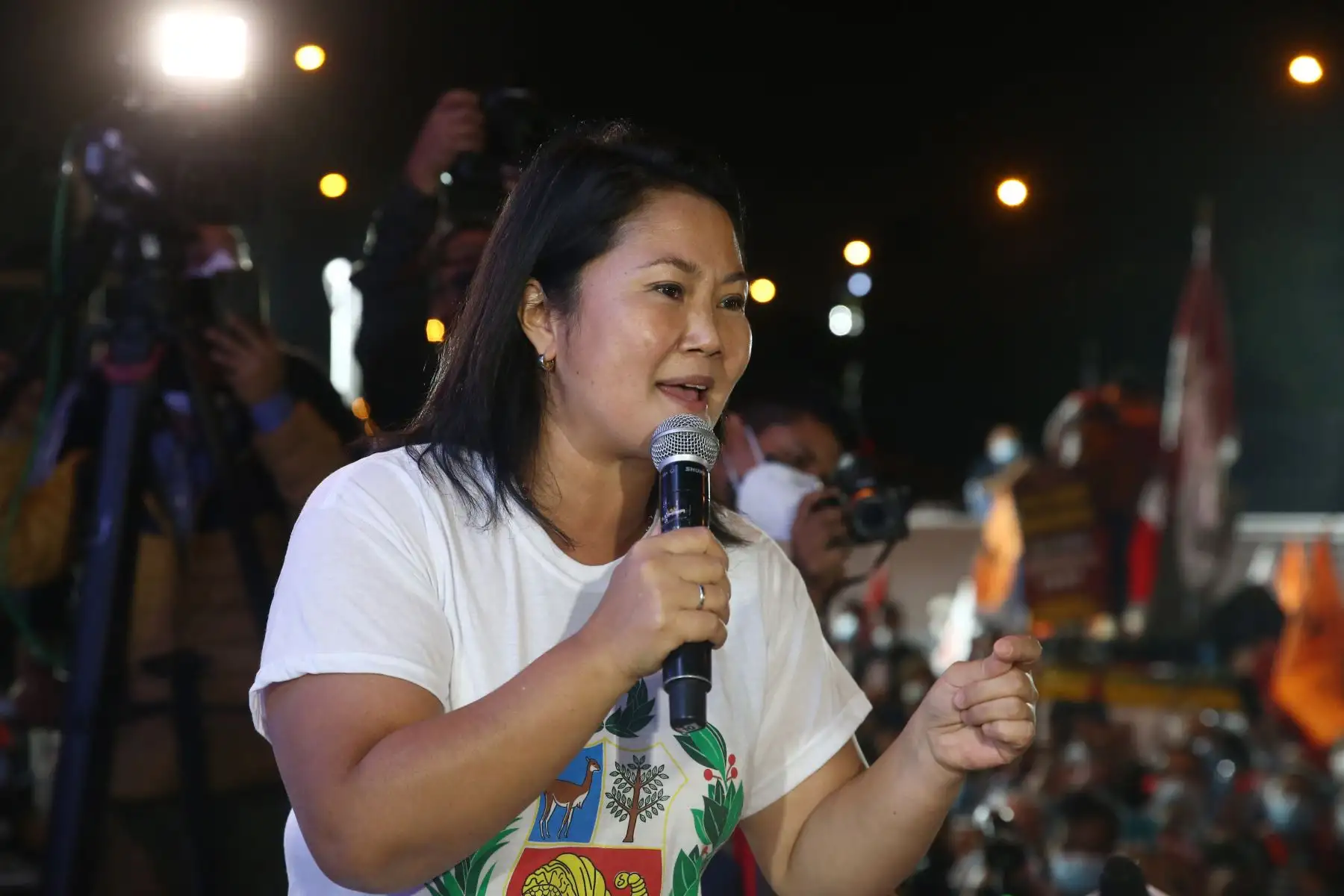 La candidata de Fuerza Popular, Keiko Fujimori se dirige a sus simpatizantes en un mitin frente a su local partidario.
Foto: ANDINA/Vidal Tarqui