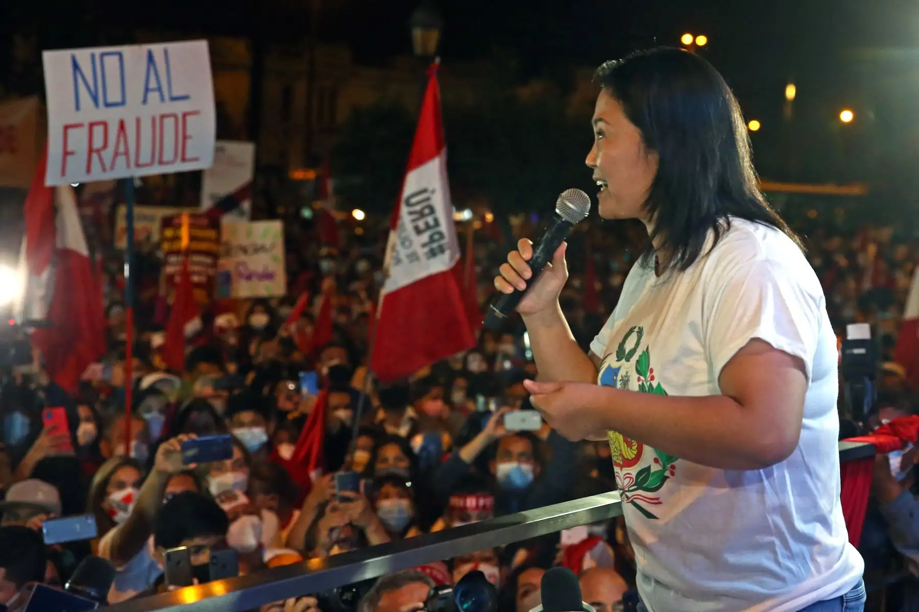 La candidata de Fuerza Popular, Keiko Fujimori se dirige a sus simpatizantes en un mitin frente a su local partidario.
Foto: ANDINA/Vidal Tarqui