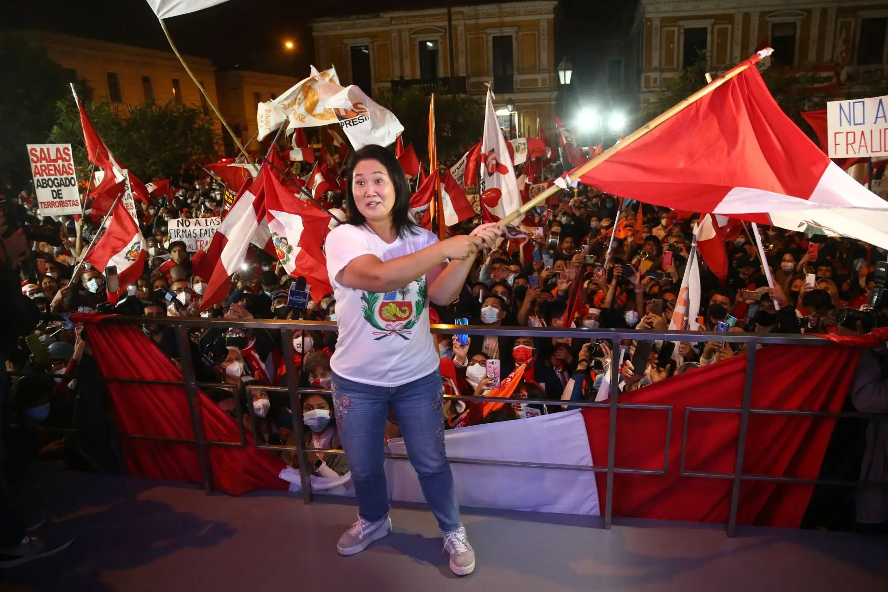 La candidata de Fuerza Popular, Keiko Fujimori se dirige a sus simpatizantes en un mitin frente a su local partidario.
Foto: ANDINA/Vidal Tarqui