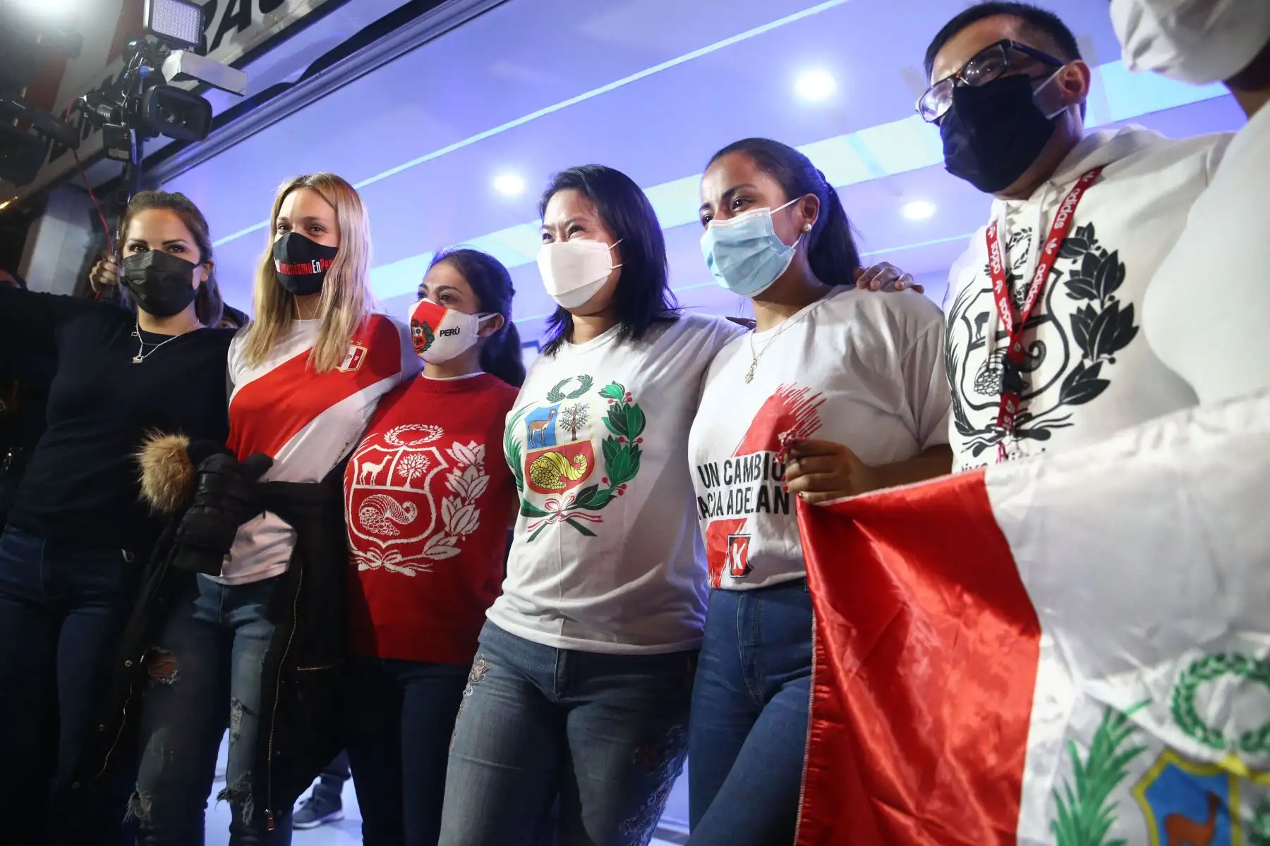 La candidata de Fuerza Popular, Keiko Fujimori se dirige a sus simpatizantes en un mitin frente a su local partidario.
Foto: ANDINA/Vidal Tarqui