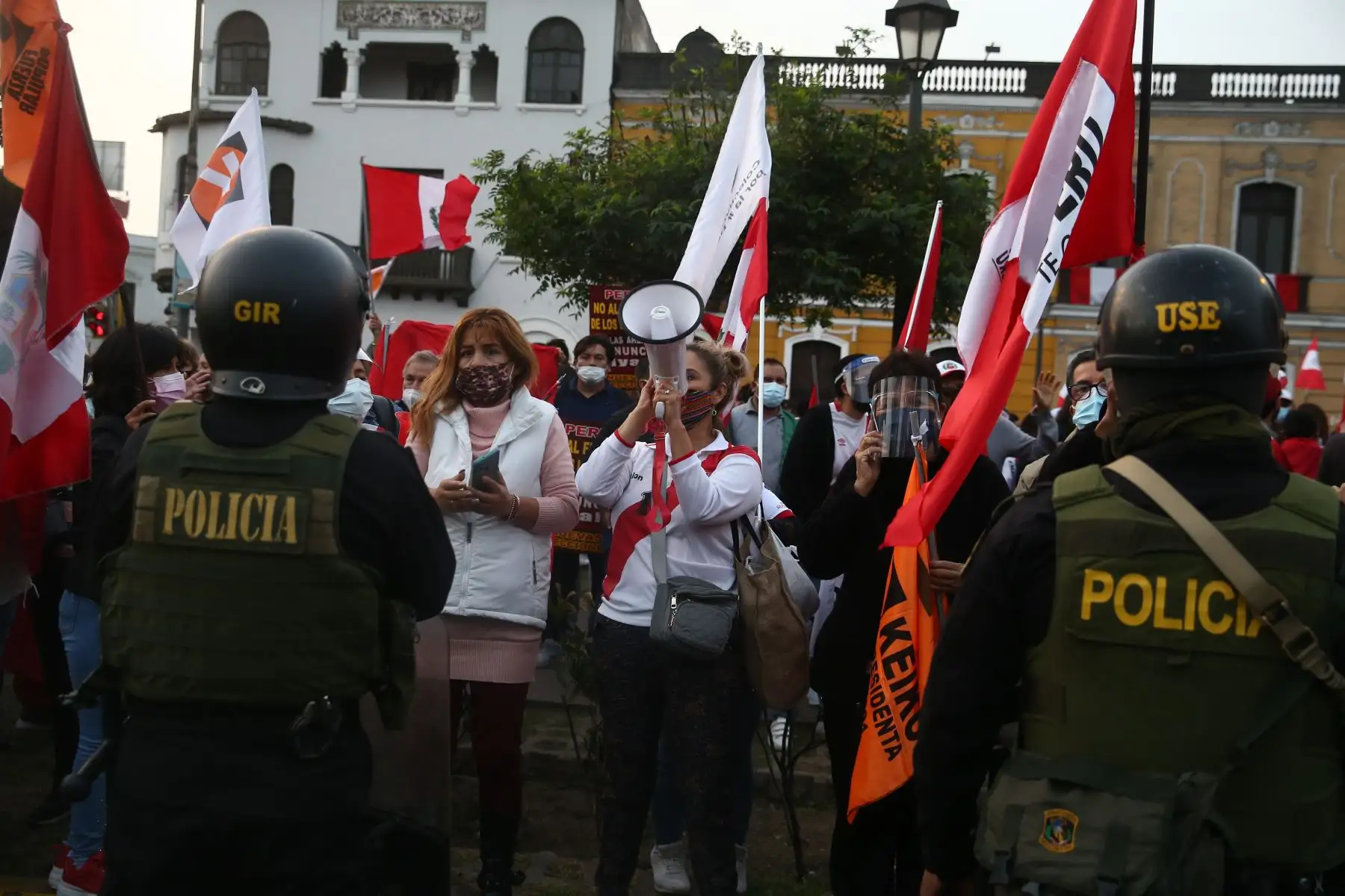La candidata de Fuerza Popular, Keiko Fujimori se dirige a sus simpatizantes en un mitin frente a su local partidario.
Foto: ANDINA/Vidal Tarqui