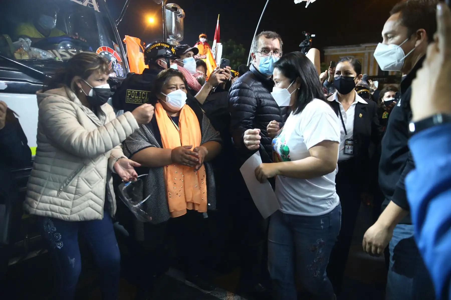 La candidata de Fuerza Popular, Keiko Fujimori se dirige a sus simpatizantes en un mitin frente a su local partidario.
Foto: ANDINA/Vidal Tarqui