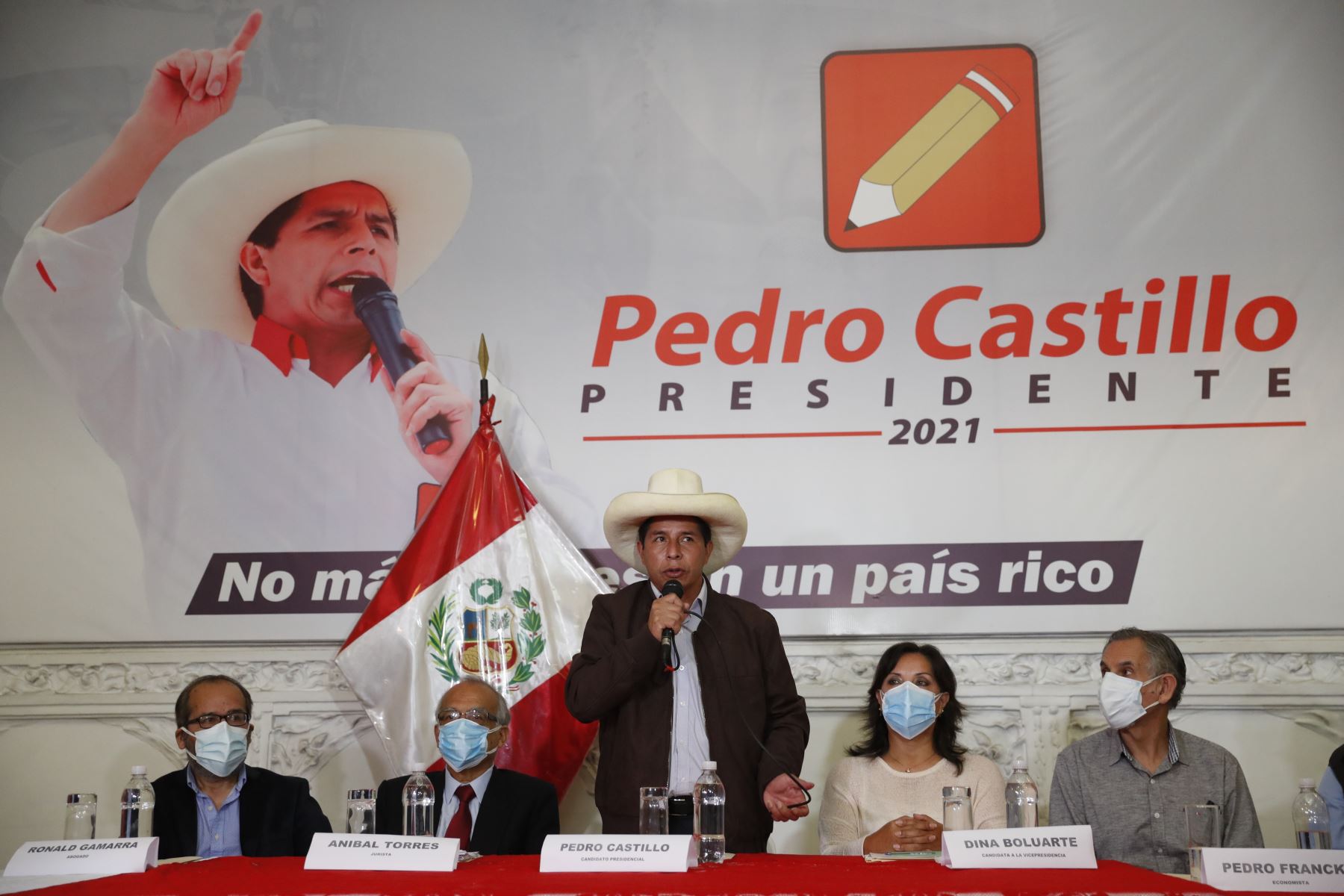 El candidato presidencial Pedro Castillo  participa en una conferencia de prensa en su sede de campaña, junto a su equipo técnico en Lima. 
Foto: EFE