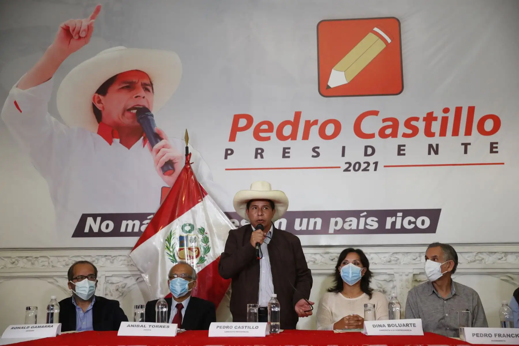 El candidato presidencial Pedro Castillo  participa en una conferencia de prensa en su sede de campaña, junto a su equipo técnico en Lima. 
Foto: EFE