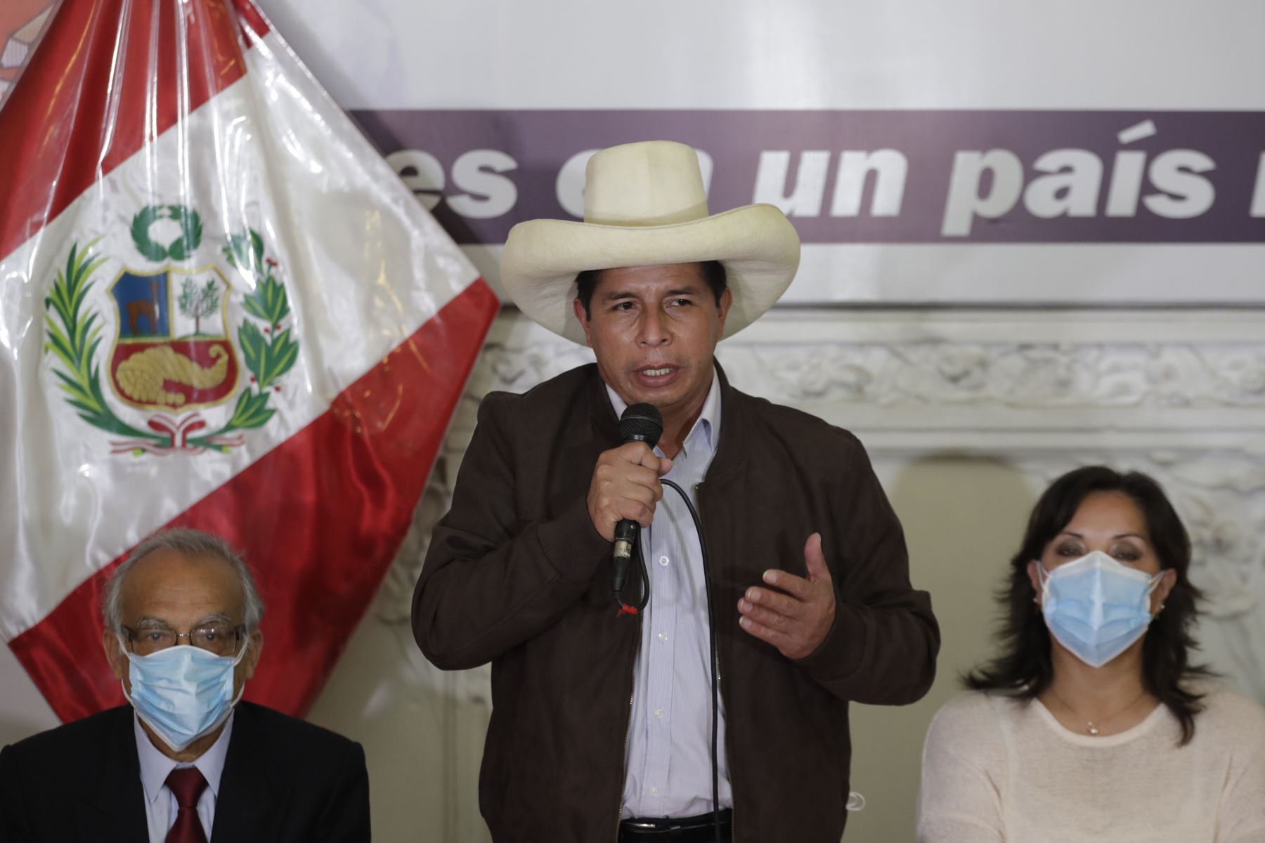 El candidato presidencial Pedro Castillo  participa en una conferencia de prensa en su sede de campaña, junto a su equipo técnico en Lima. 
Foto: EFE
