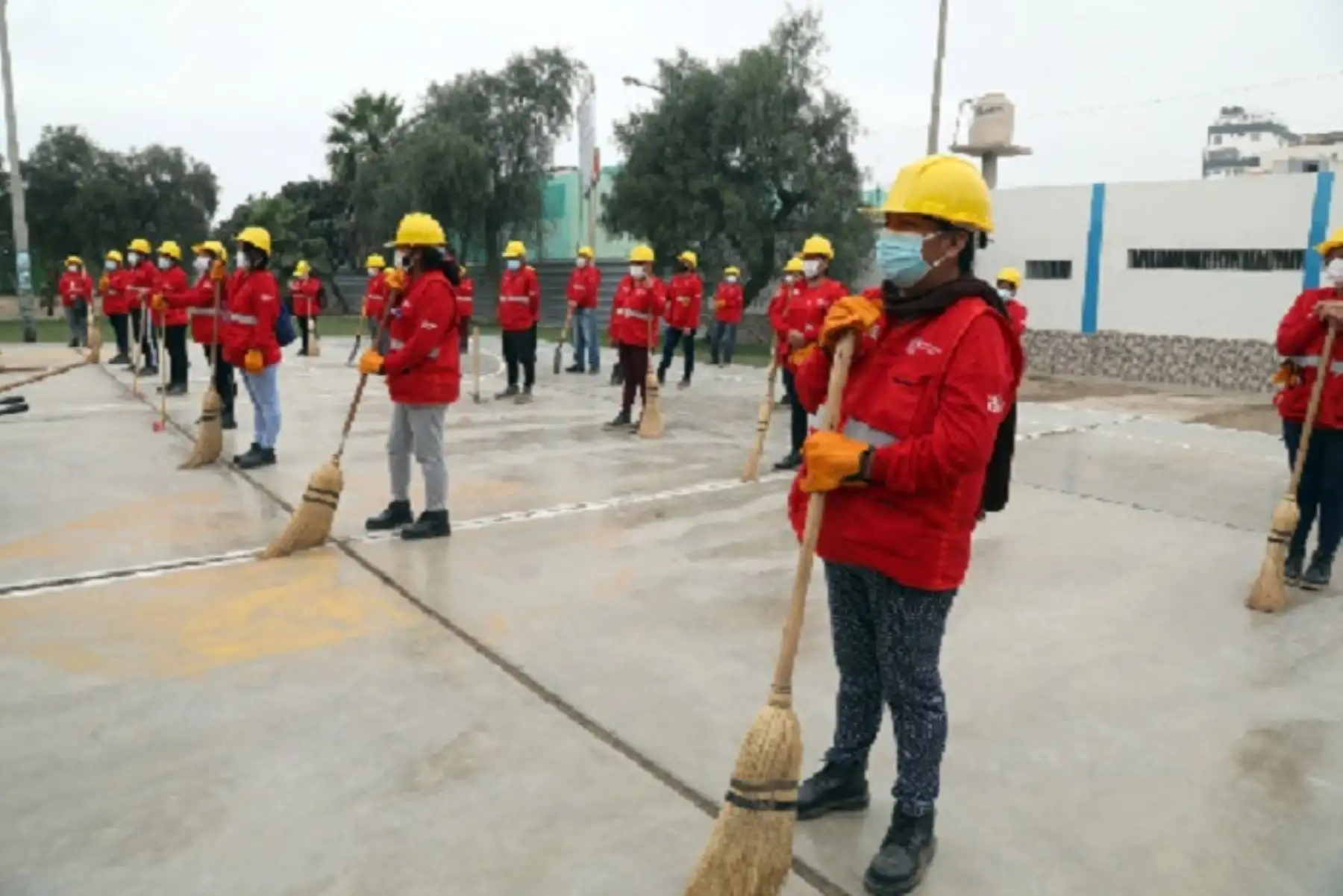 Con la mano de obra de los vecinos se contribuye con los hogares más golpeados por la pandemia de la covid-19.