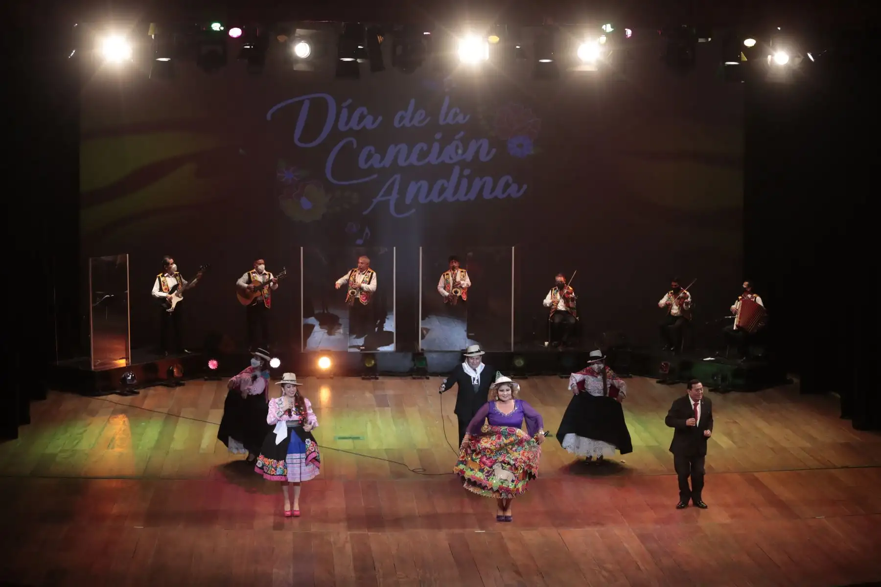 Municipalidad de Lima celebró el Día de la Canción Andina en el Teatro Municipal de Lima con un concierto que contó con la participación de Amanda Portales, Karito Collazos y el elenco de Ballet Folklórico Municipal de la MML.
Foto: ANDINA/Renato Pajuelo