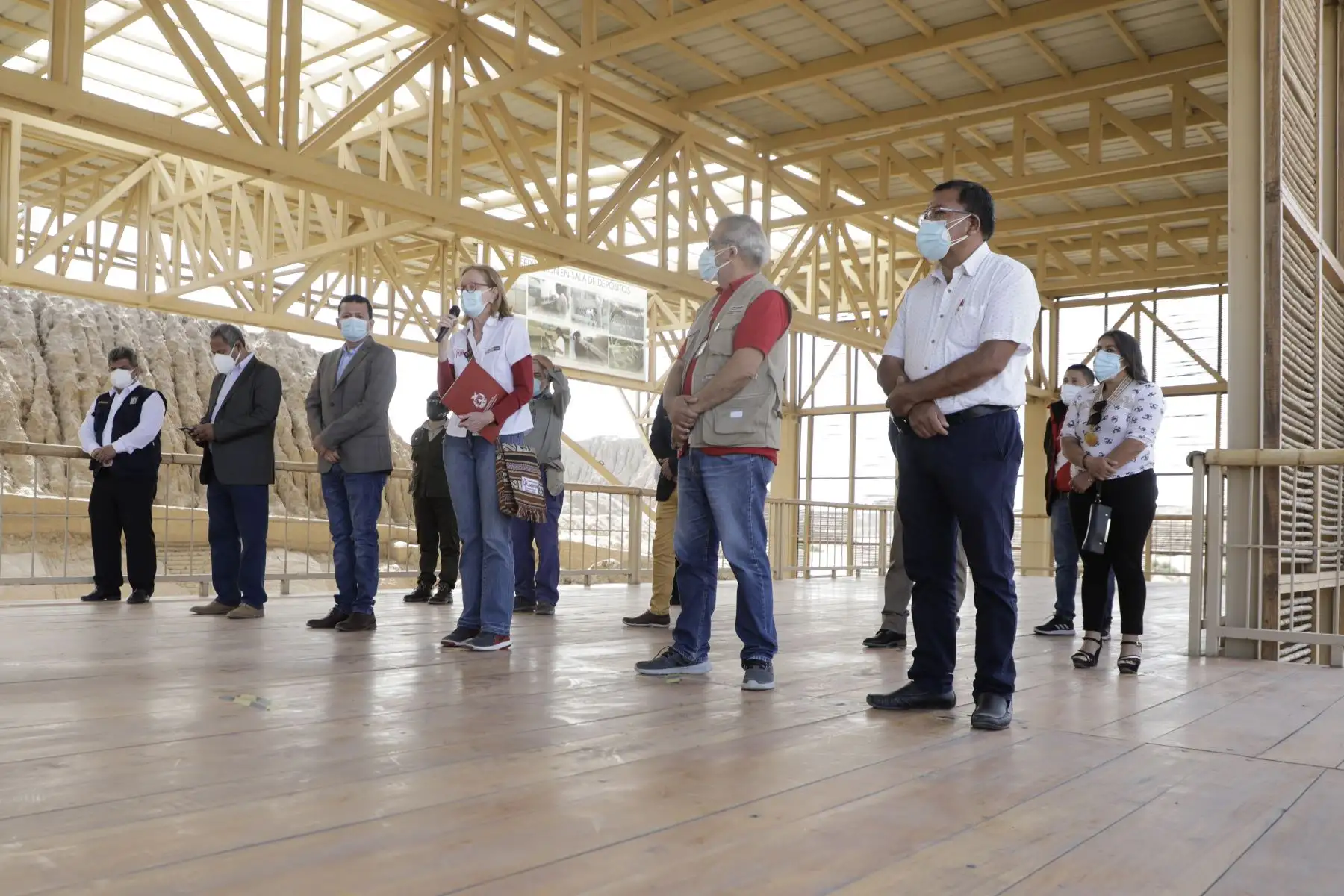 La viceministra de Turismo, Lyda García, otorgó este reconocimiento al gobernador de Lambayeque, Luis Díaz, en una ceremonia que contó con la participación de autoridades y empresarios turísticos de la región.
Foto: Mincetur