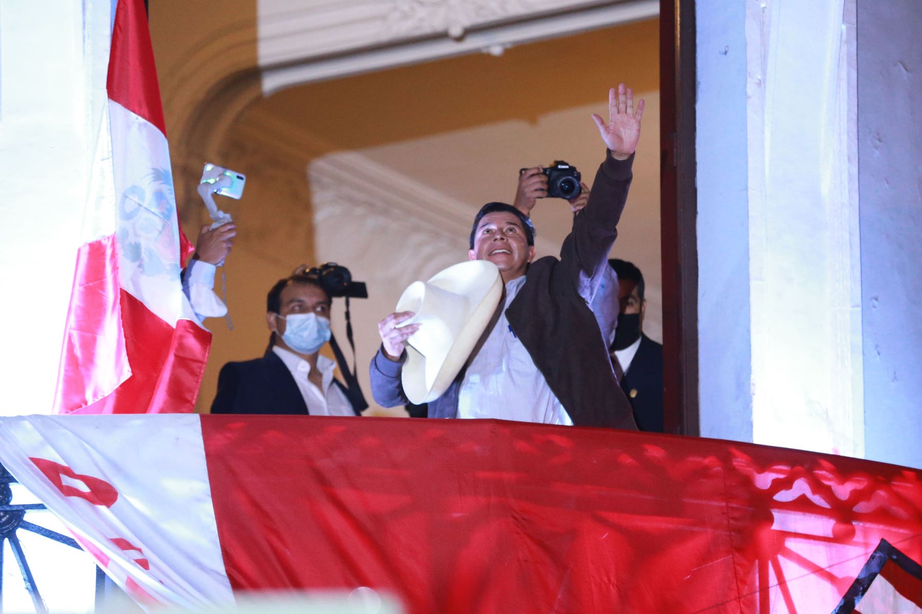 Pedro Castillo de Perú Libre se dirige a sus simpatizantes  en  la sede de su local partidario.
Foto: ANDINA/ Jhony Laurente