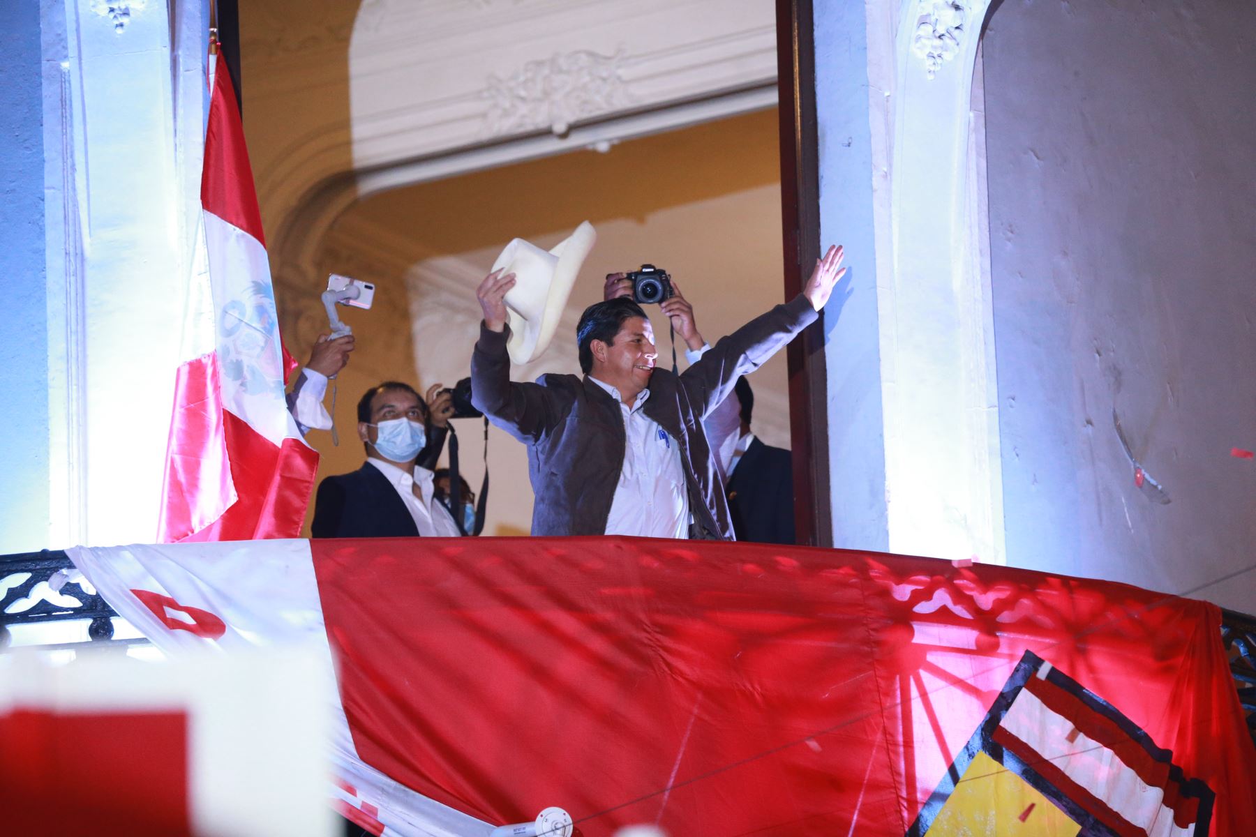 Pedro Castillo de Perú Libre se dirige a sus simpatizantes  en  la sede de su local partidario.
Foto: ANDINA/ Jhony Laurente