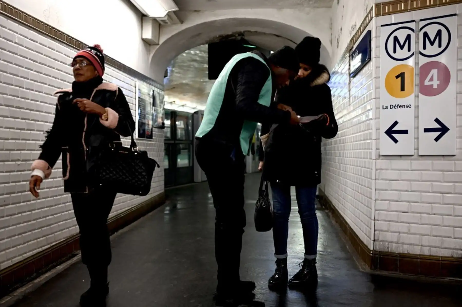 El uso de la mascarilla al aire libre ya no será obligatoria en Francia a partir de este jueves, salvo en ciertas circunstancias como los encuentros entre mucha gente, los lugares muy concurridos o los estadios, anunció este miércoles el primer ministro francés Jean Castex. Foto: AFP