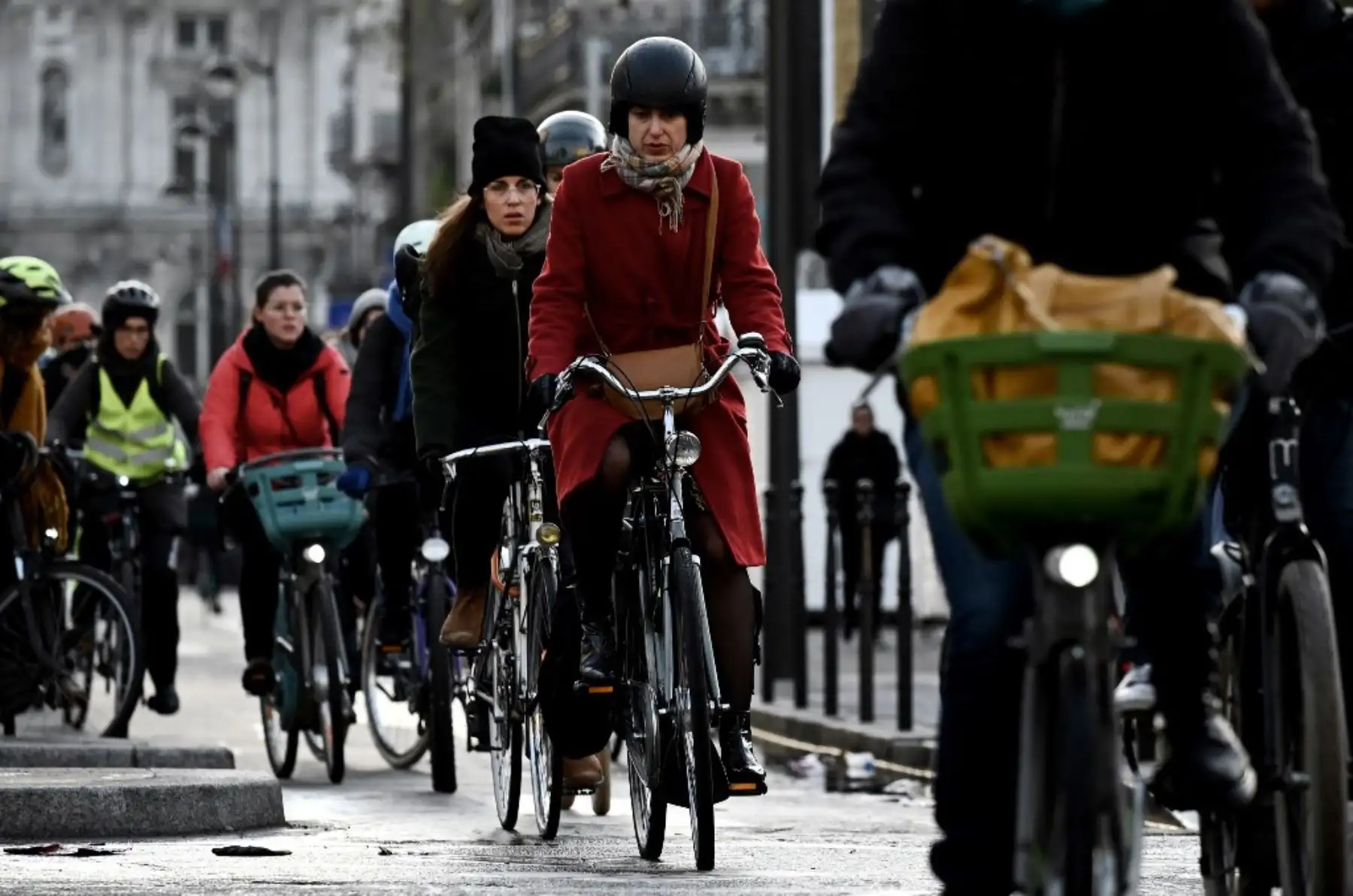 El uso de la mascarilla al aire libre ya no será obligatoria en Francia a partir de este jueves, salvo en ciertas circunstancias como los encuentros entre mucha gente, los lugares muy concurridos o los estadios, anunció este miércoles el primer ministro francés Jean Castex. Foto: AFP