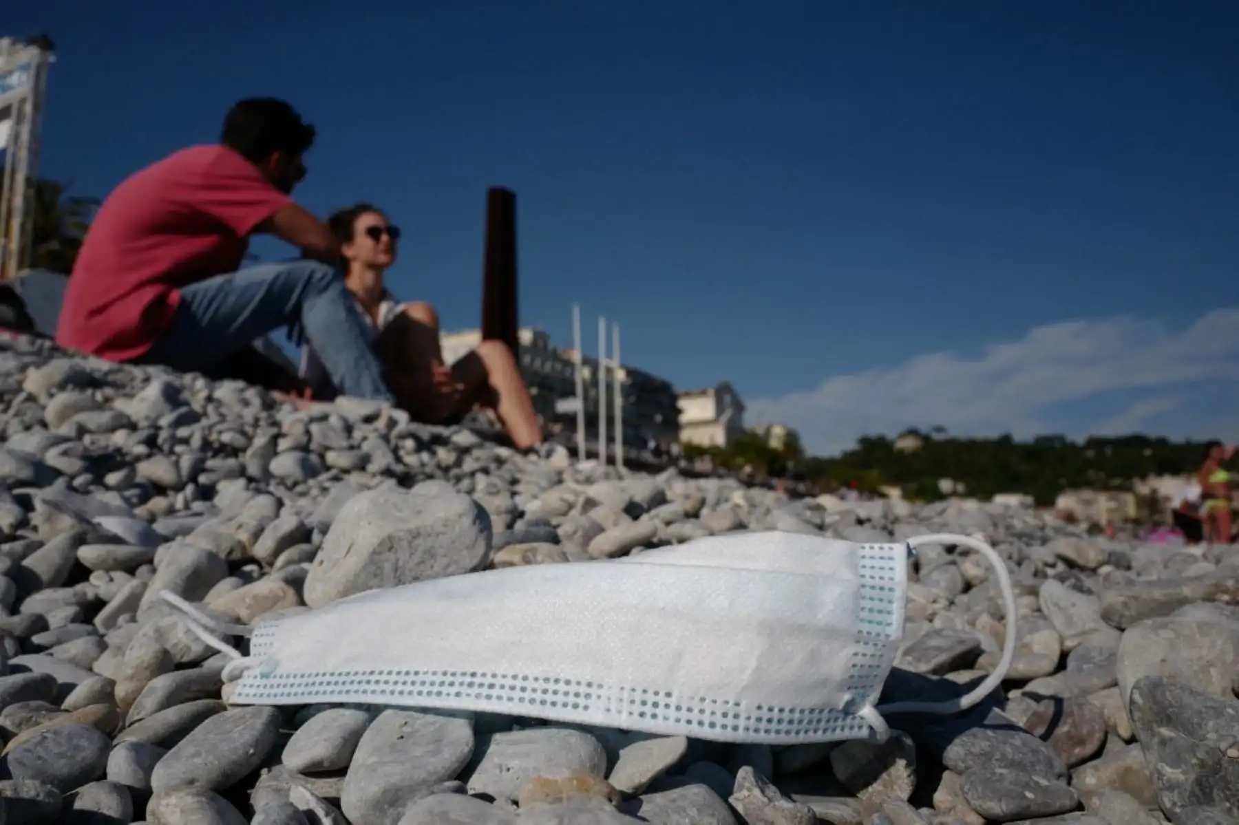 El uso de la mascarilla al aire libre ya no será obligatoria en Francia a partir de este jueves, salvo en ciertas circunstancias como los encuentros entre mucha gente, los lugares muy concurridos o los estadios, anunció este miércoles el primer ministro francés Jean Castex. Foto: AFP