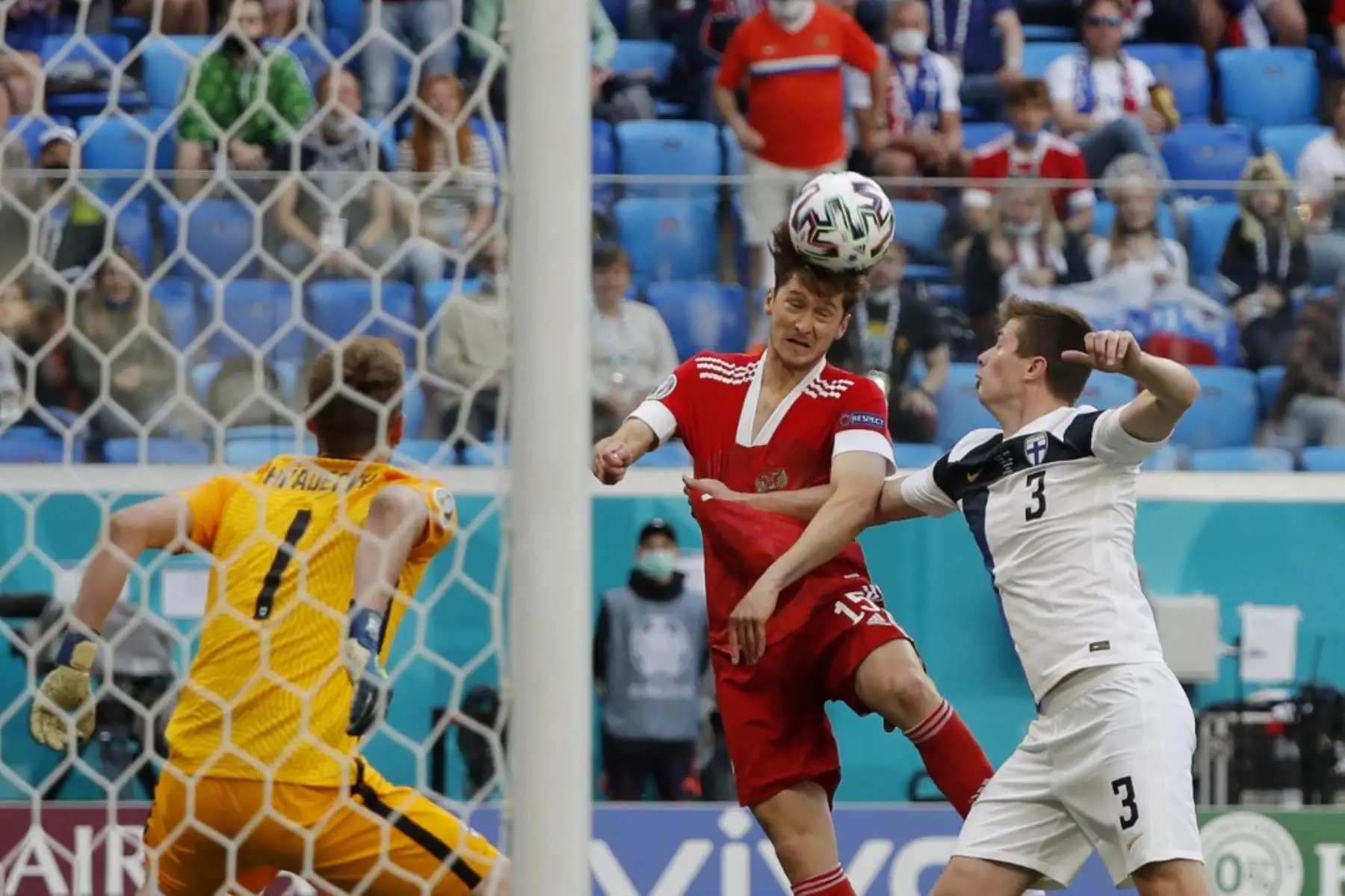 El delantero ruso Aleksey Miranchuk (C) cabecea el balón junto al defensor de Finlandia Daniel O