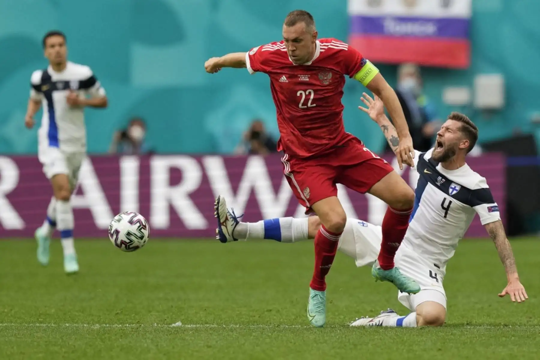 El defensor de Finlandia Joona Toivio (derecha) cae después de un desafío del delantero ruso Artem Dzyuba durante el partido de fútbol del Grupo B de la UEFA EURO 2020 entre Finlandia y Rusia en el Estadio de San Petersburgo en San Petersburgo el 16 de junio de 2021. Foto: AFP