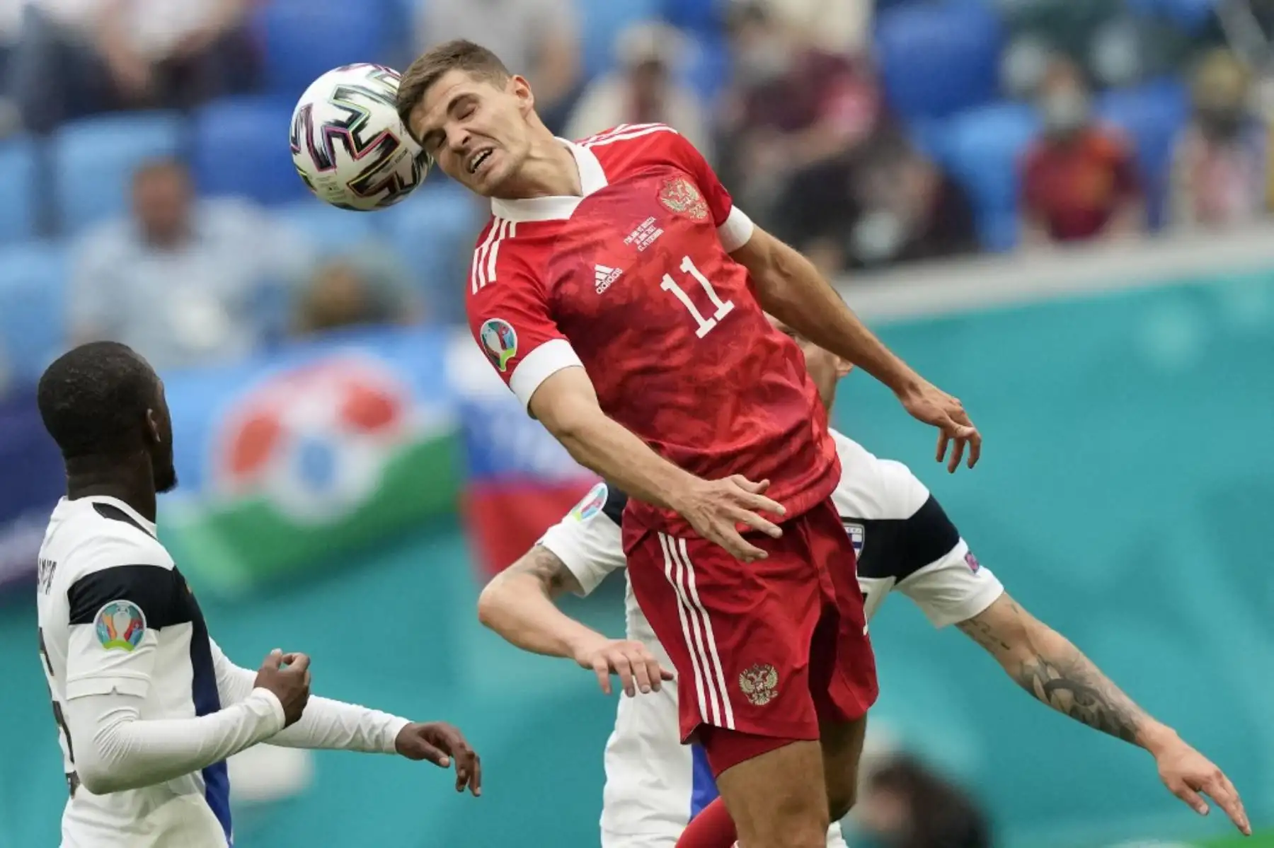 El mediocampista ruso Roman Zobnin cabecea el balón durante el partido de fútbol del Grupo B de la UEFA EURO 2020 entre Finlandia y Rusia en el Estadio de San Petersburgo en San Petersburgo el 16 de junio de 2021. Foto: AFP