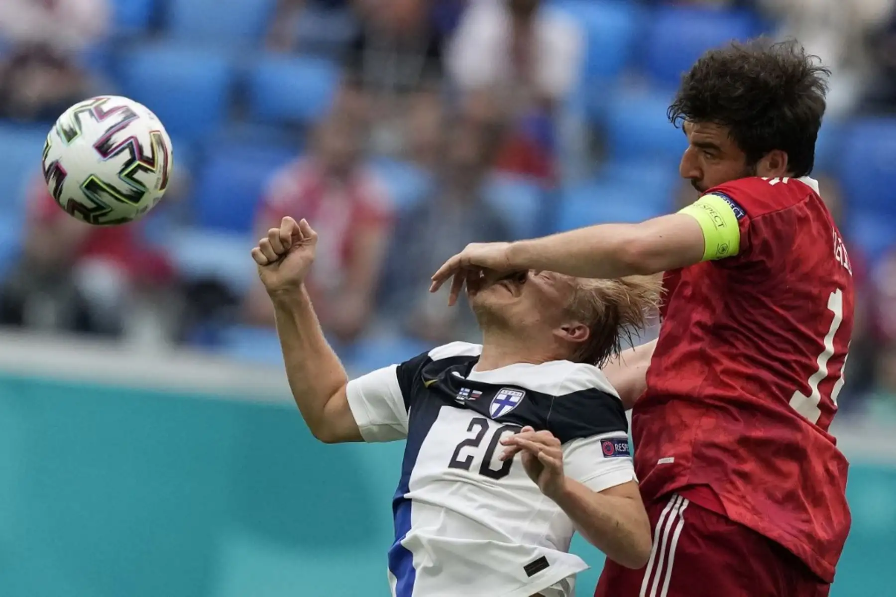 El delantero de Finlandia Joel Pohjanpalo (L) y el defensor de Rusia Georgiy Dzhikiya compiten durante el partido de fútbol del Grupo B de la UEFA EURO 2020 entre Finlandia y Rusia en el Estadio de San Petersburgo en San Petersburgo el 16 de junio de 2021. Foto: AFP