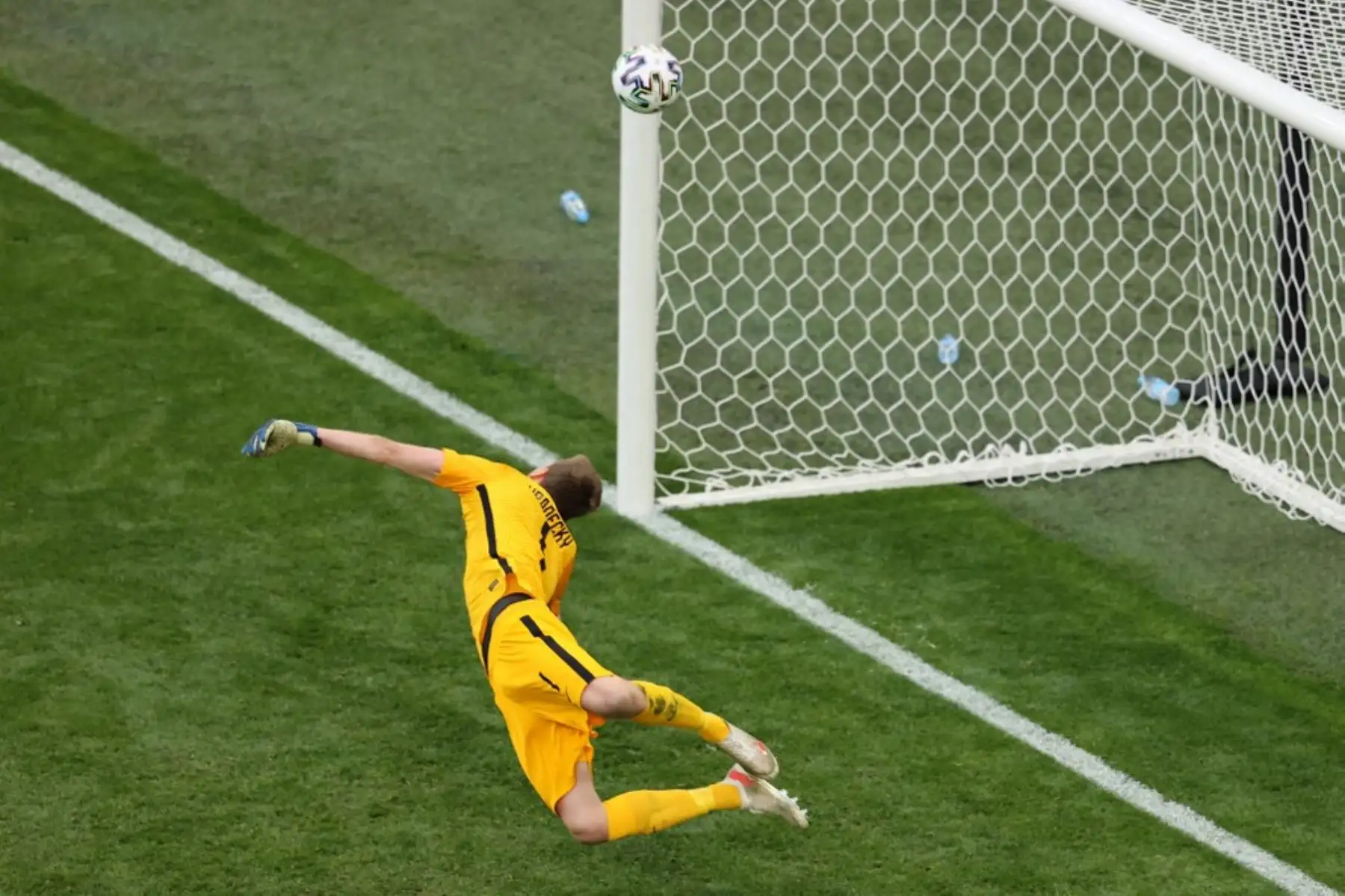 El delantero ruso Aleksey Miranchuk (no en la imagen) marca el gol de apertura ante el portero de Finlandia Lucas Hradecky durante el partido de fútbol del Grupo B de la UEFA EURO 2020 entre Finlandia y Rusia en el Estadio de San Petersburgo en San Petersburgo el 16 de junio de 2021. Foto: AFP