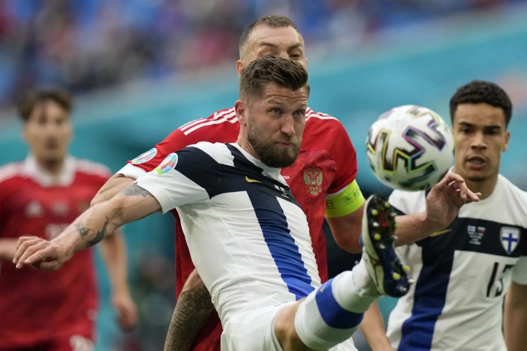 El defensor de Finlandia Joona Toivio y el delantero de Rusia Artem Dzyuba compiten durante el partido de fútbol del Grupo B de la UEFA EURO 2020 entre Finlandia y Rusia en el Estadio de San Petersburgo en San Petersburgo. Foto: AFP