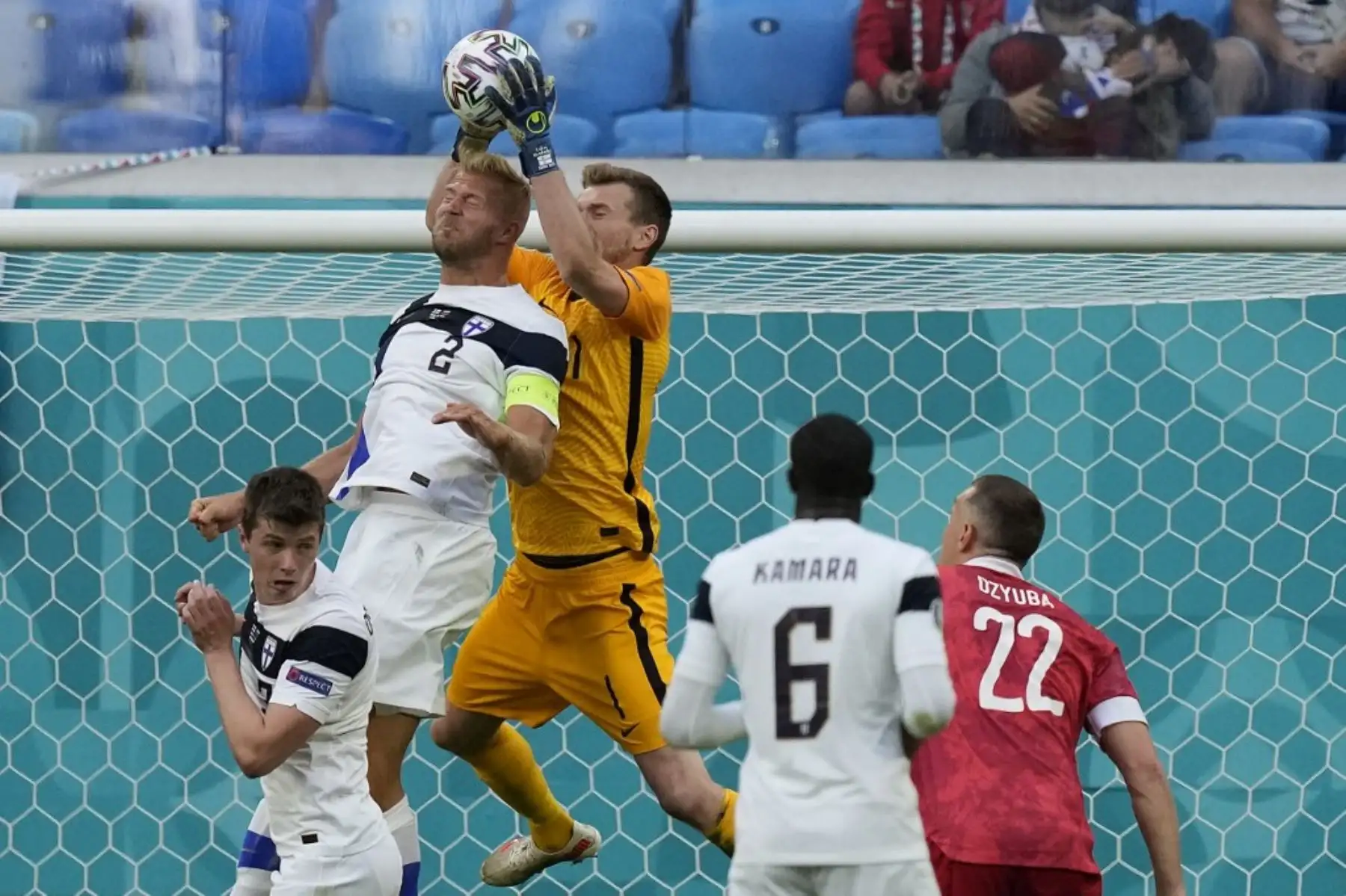 El defensor de Finlandia Paulus Arajuuri (2o L) y el portero de Finlandia Lucas Hradecky van por el balón durante el partido de fútbol del Grupo B de la UEFA EURO 2020 entre Finlandia y Rusia en el Estadio de San Petersburgo en San Petersburgo el 16 de junio de 2021. Foto: AFP