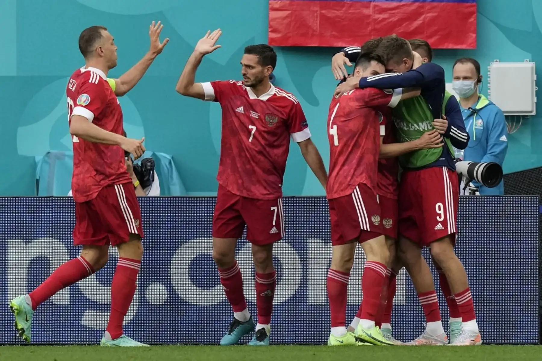 El delantero ruso, Aleksey Miranchuk, celebra el gol de apertura con sus compañeros de equipo durante el partido de fútbol del Grupo B de la UEFA EURO 2020 entre Finlandia y Rusia en el estadio de San Petersburgo en San Petersburgo el 16 de junio de 2021. Foto: AFP