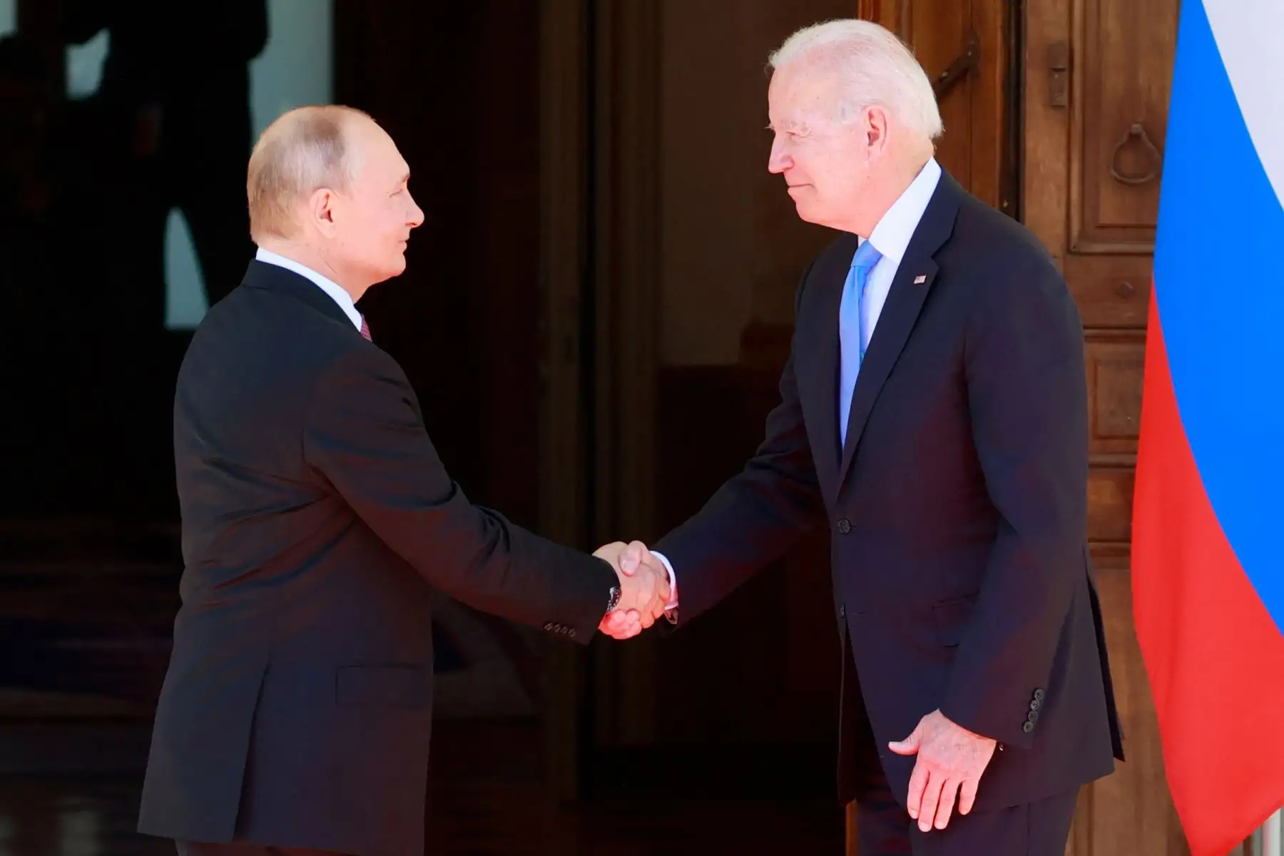 Vladímir Putin y Joe Biden se saludan en el interior de la Villa La Grange, en Ginebra (Suiza). Foto: AFP