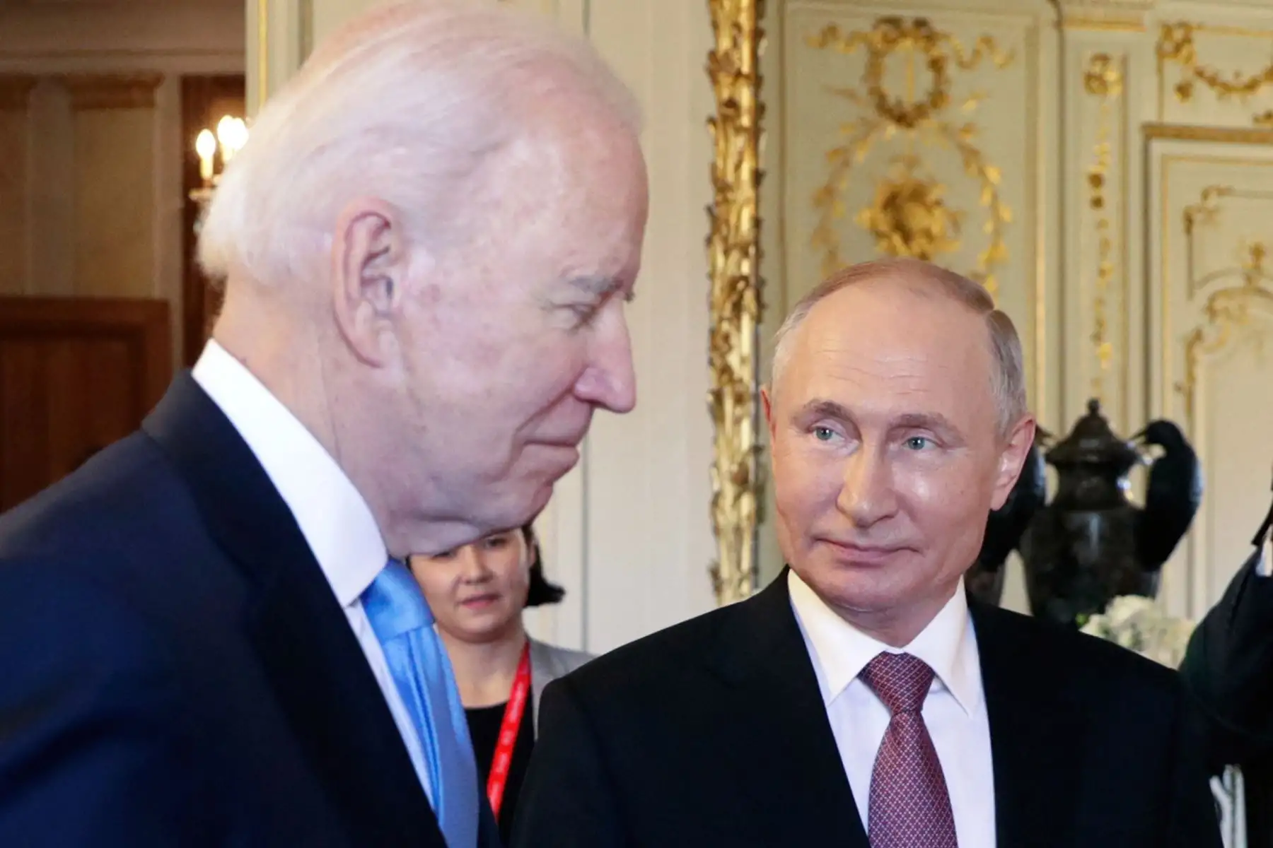 Vladímir Putin y Joe Biden se saludan antes del inicio de la reunión. Suiza ha desplegado a más de 4.000 policías y militares. La ciudad, sobre todo el centro y los alrededores de la Villa La Grange, están blindados.
Foto: AFP
