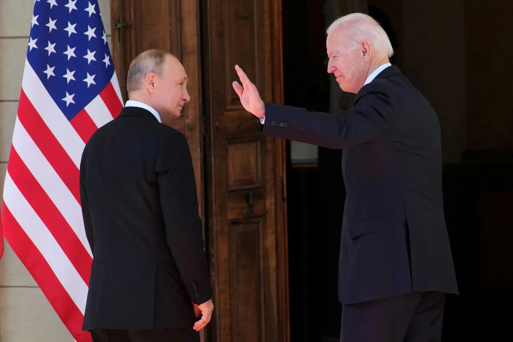 Vladímir Putin y Joe Biden se saludan antes del inicio de la reunión. Suiza ha desplegado a más de 4.000 policías y militares. La ciudad, sobre todo el centro y los alrededores de la Villa La Grange, están blindados.
Foto: AFP