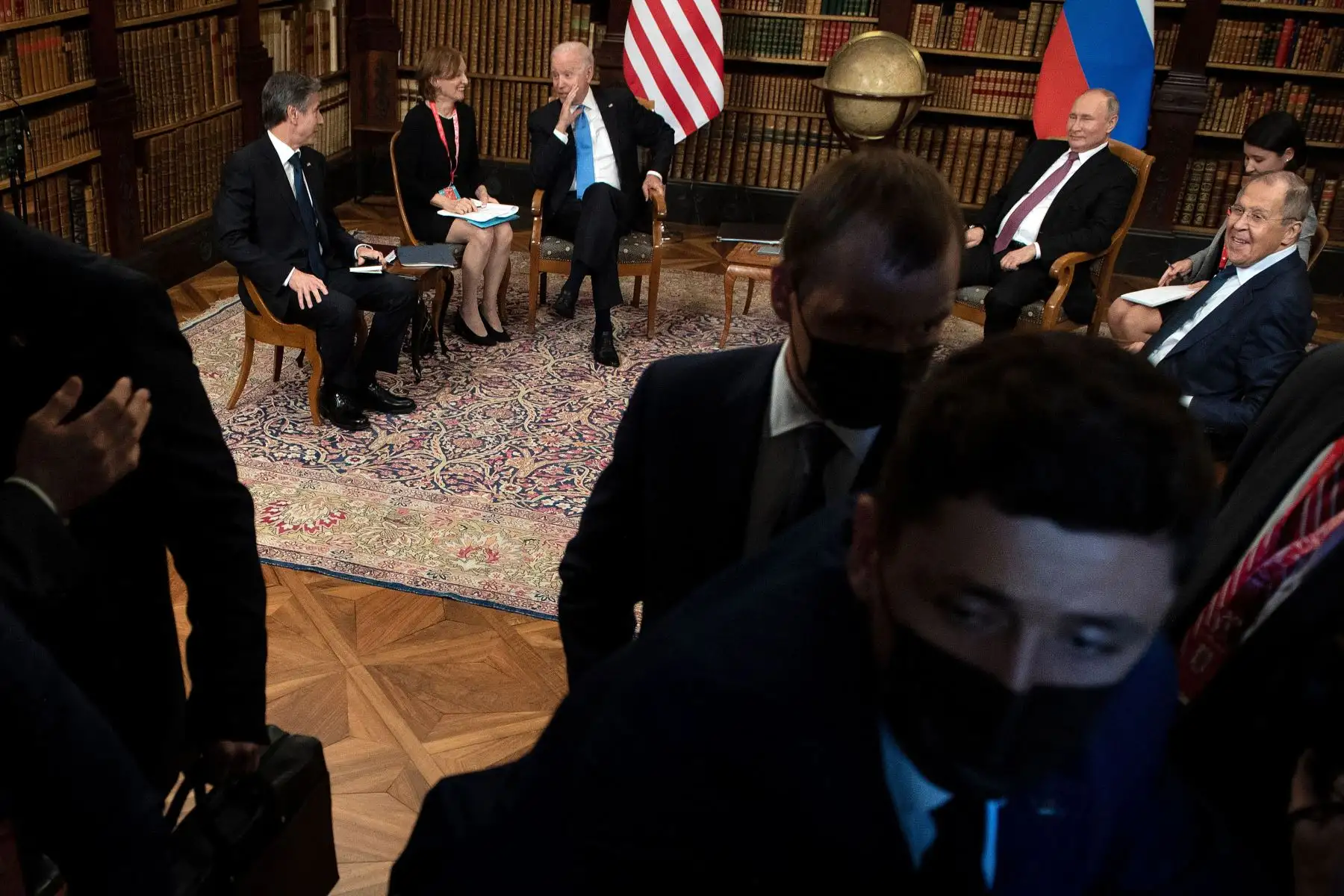 La primera ronda de conversaciones, en una de las bibliotecas, incluye a los ministros de Exteriores, el estadounidense Antony Blinken y el ruso Serguéi Lavrov. Foto: AFP