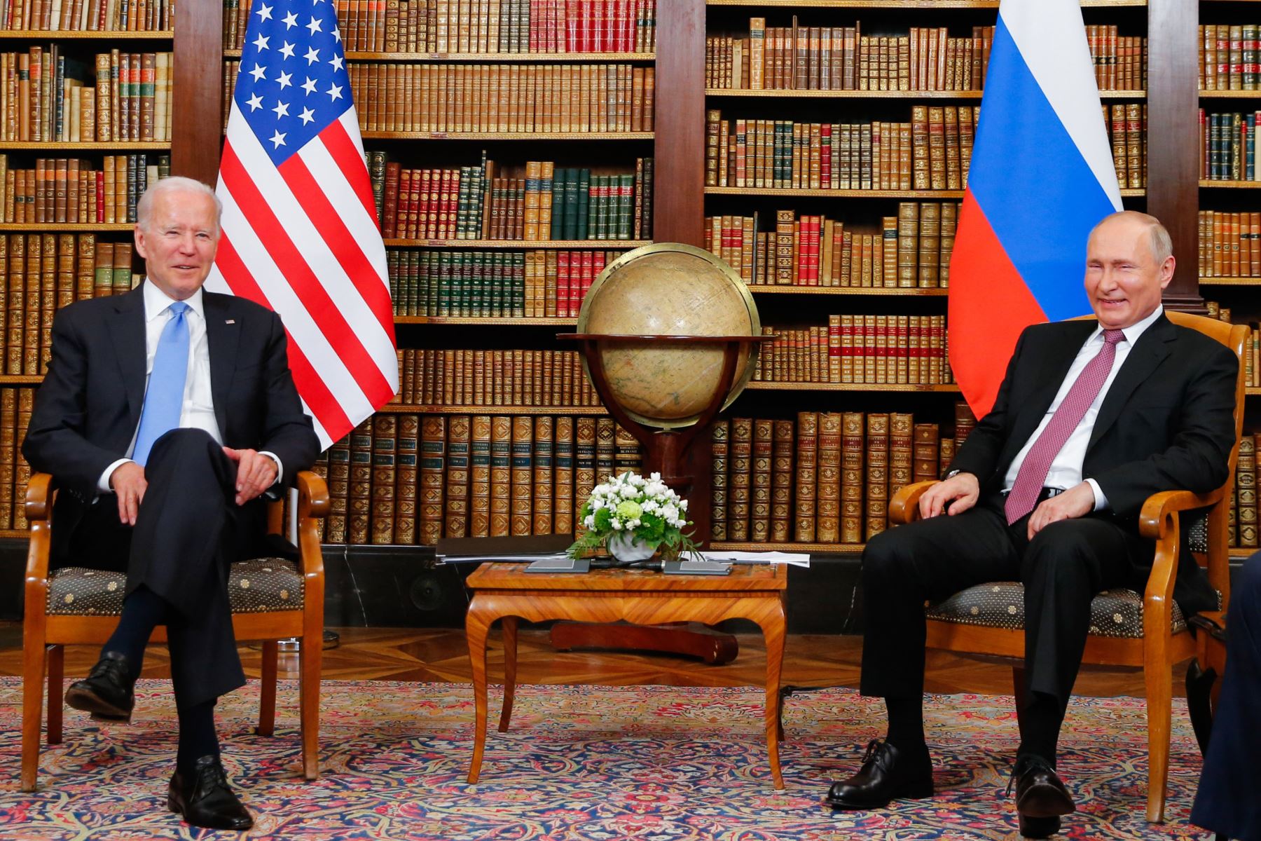 La primera ronda de conversaciones, en una de las bibliotecas, incluye a los ministros de Exteriores, el estadounidense Antony Blinken y el ruso Serguéi Lavrov. Foto: AFP
