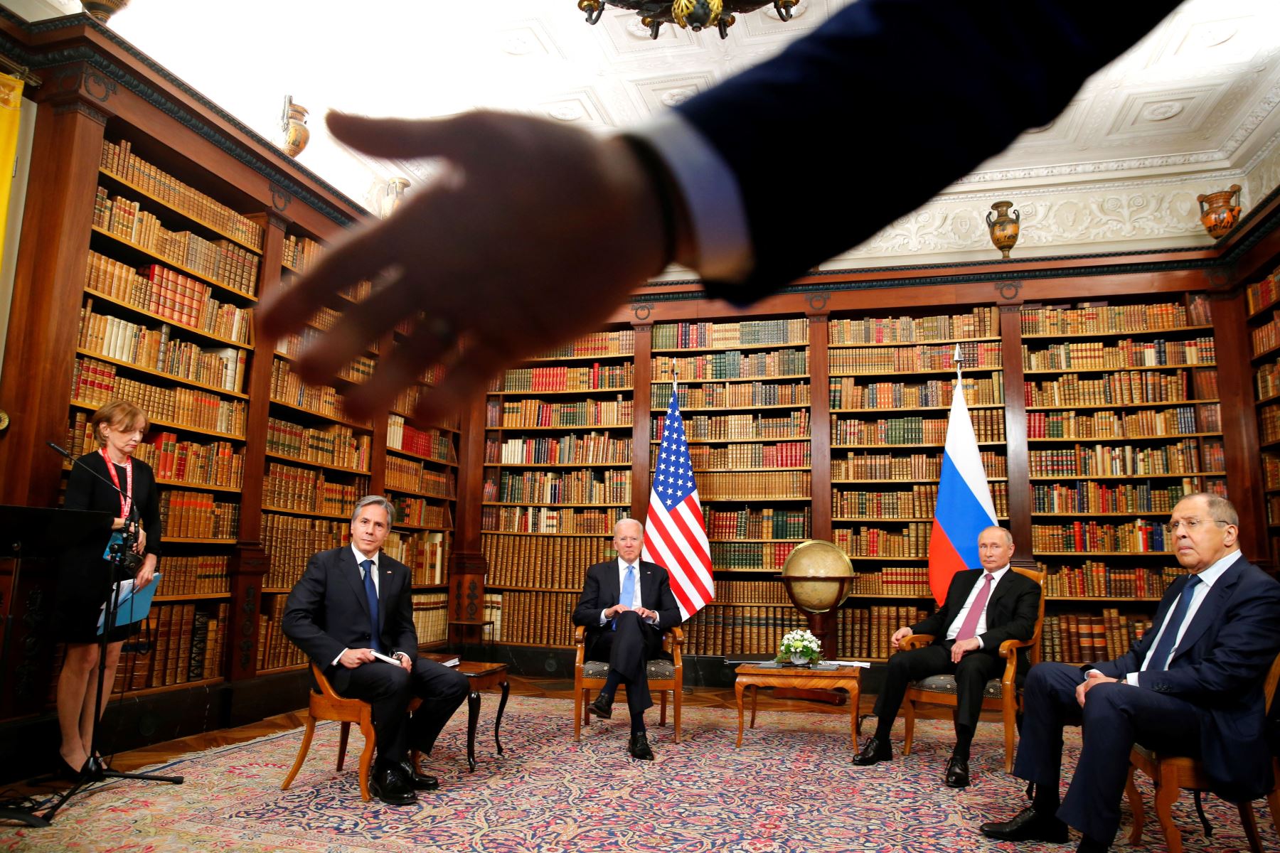 La primera ronda de conversaciones, en una de las bibliotecas, incluye a los ministros de Exteriores, el estadounidense Antony Blinken y el ruso Serguéi Lavrov. Foto: AFP