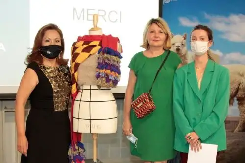 Estudiantes franceses de moda crearon increíbles colecciones para la primera edición del concurso Alpaca Awards en París.