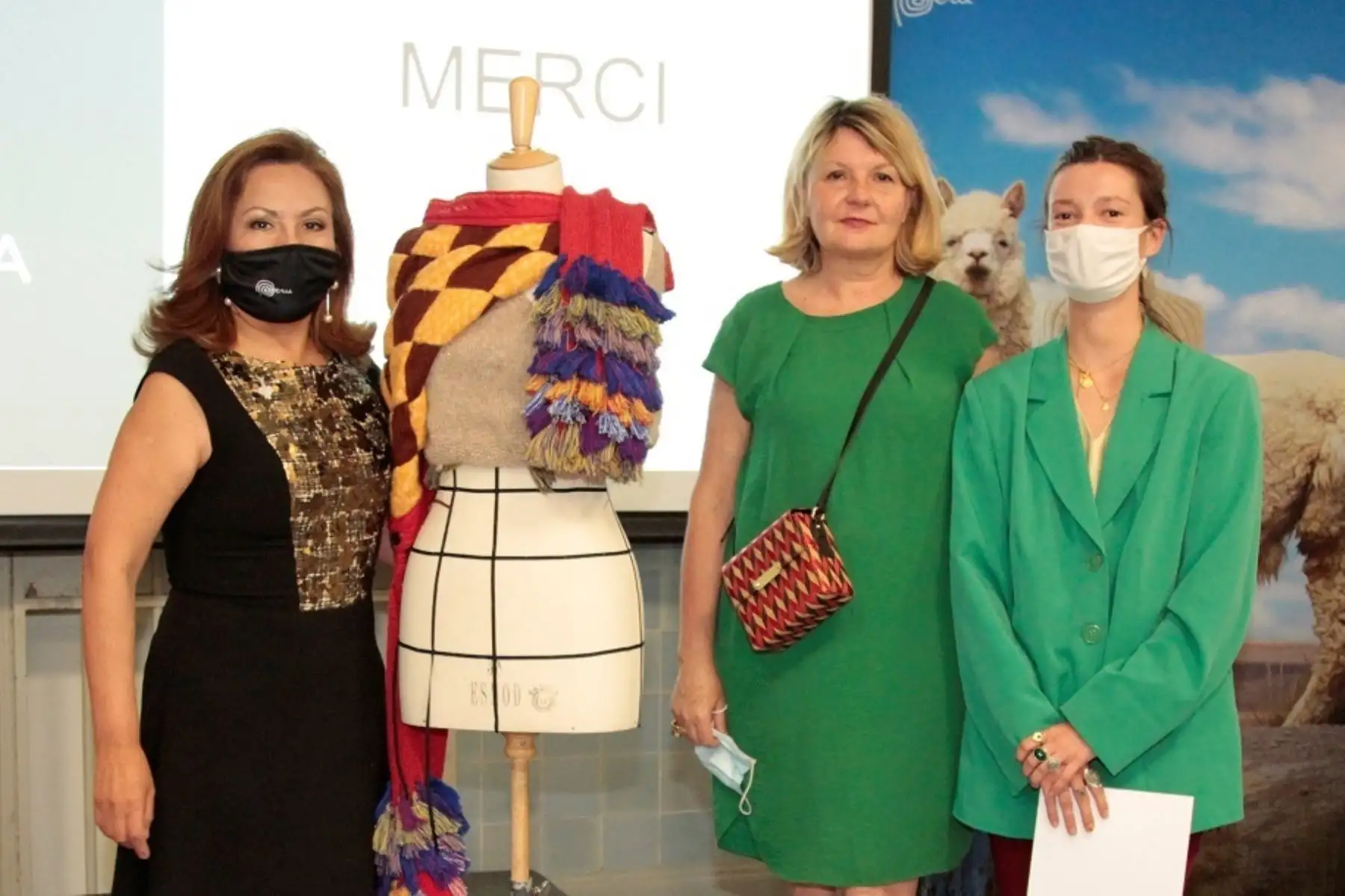 Estudiantes franceses de moda crearon increíbles colecciones para la primera edición del concurso Alpaca Awards en París.