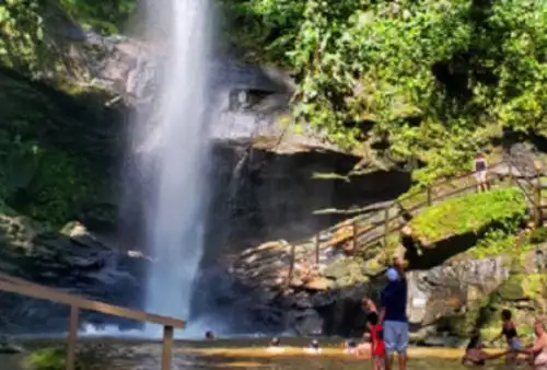 La catarata de Ahuashiyacu es uno de los destinos turísticos de la región San Martín llenos de encanto natural y que cuenta con el sello Safe Travels, que los certifica como bioseguro frente al covid-19 para garantizar una experiencia inolvidable. Foto: Promperú.