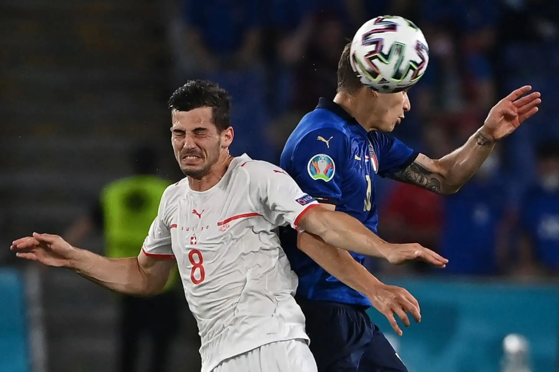 El centrocampista suizo Remo Freuler (izq.) Compite por el cabezazo con el mediocampista italiano Nicolo Barella durante el partido de fútbol del Grupo A de la UEFA EURO 2020 entre Italia y Suiza en el Estadio Olímpico de Roma el 16 de junio de 2021. Foto: AFP