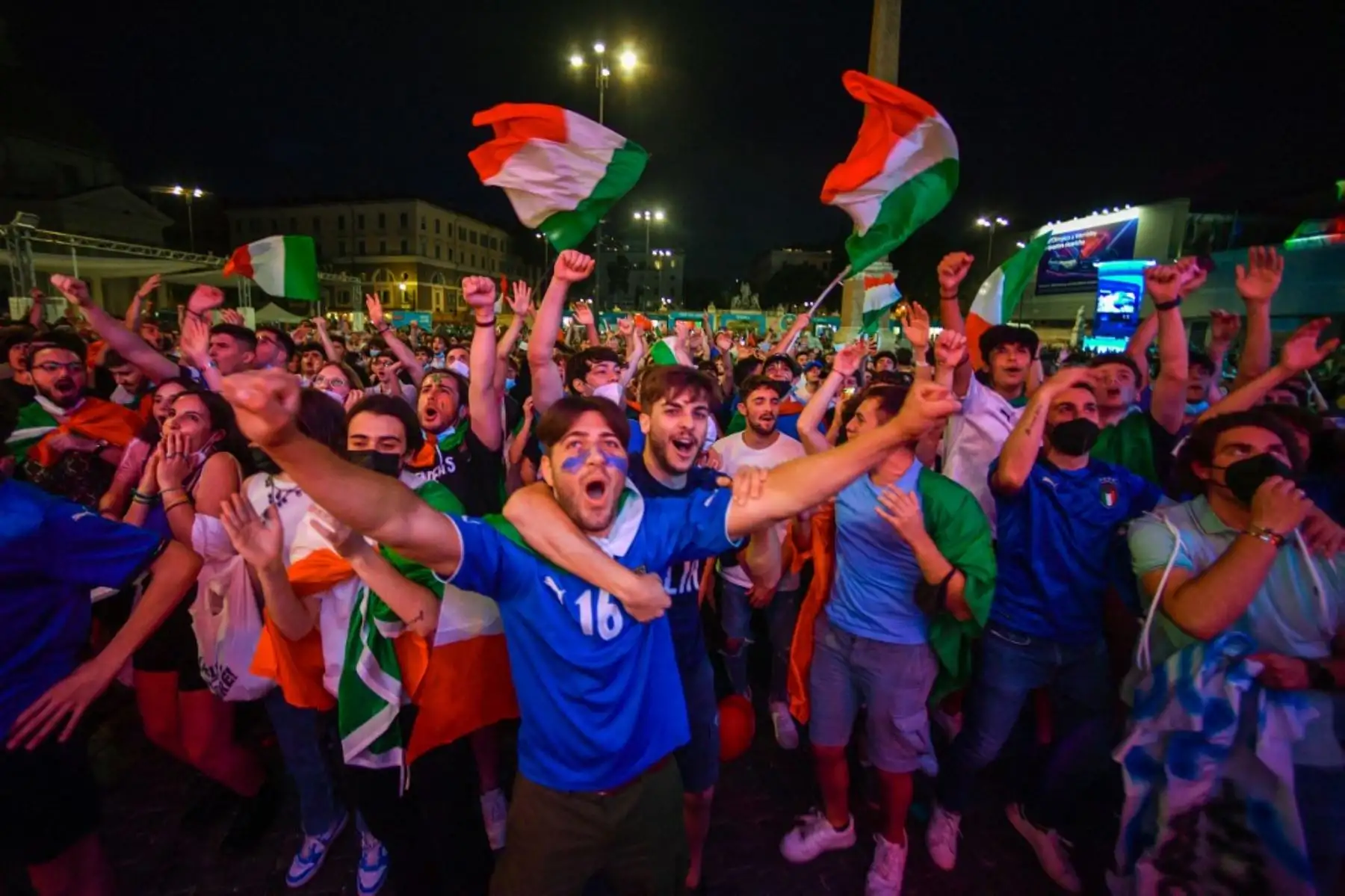 Los aficionados italianos reaccionan en la zona de aficionados de la Piazza del Popolo en Roma el 16 de junio de 2021 mientras ven en pantallas gigantes el partido de fútbol del Grupo A de la UEFA EURO 2020 entre Italia y Suiza, jugado en el cercano Estadio Olímpico. Foto: AFP