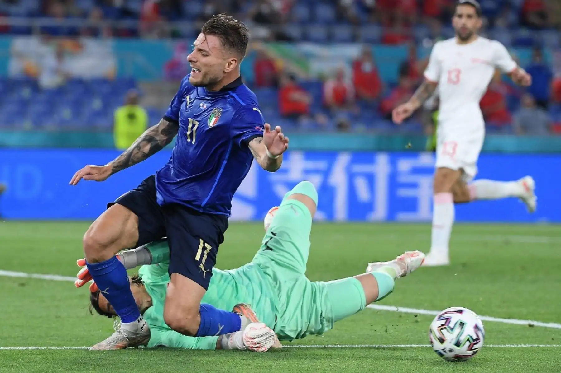 El delantero italiano Ciro Immobile (L) compite por el balón con el portero suizo Yann Sommer durante el partido de fútbol del Grupo A de la UEFA EURO 2020 entre Italia y Suiza en el Estadio Olímpico de Roma el 16 de junio de 2021. Foto: AFP