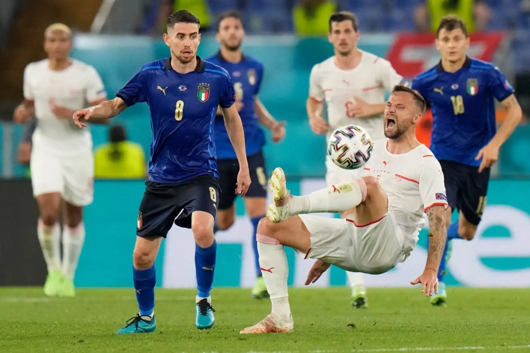 El mediocampista italiano Jorginho (izq.) Compite con el delantero suizo Haris Seferovic durante el partido de fútbol del Grupo A de la UEFA EURO 2020 entre Italia y Suiza en el Estadio Olímpico de Roma el 16 de junio de 2021. Foto: AFP