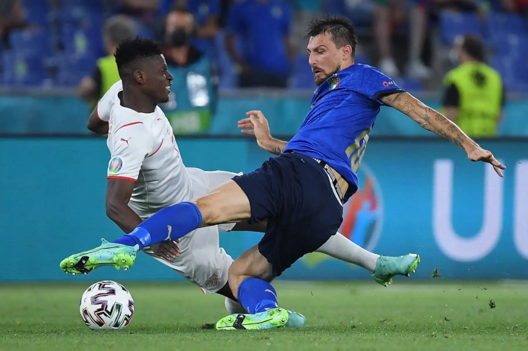 El delantero suizo Breel Embolo (L) compite por el balón con el defensor italiano Francesco Acerbi durante el partido de fútbol del Grupo A de la UEFA EURO 2020 entre Italia y Suiza en el Estadio Olímpico de Roma el 16 de junio de 2021. Foto: AFP