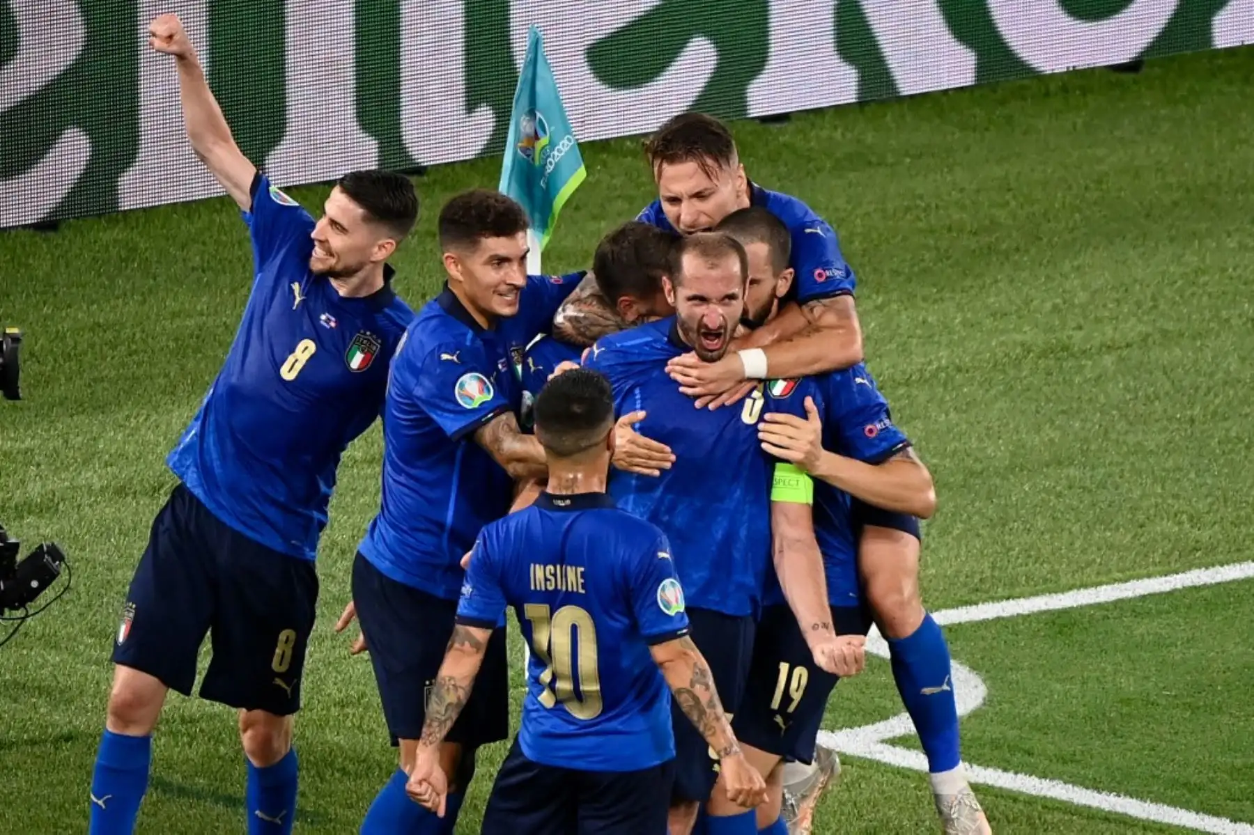 El defensa italiano Giorgio Chiellini (3) celebra con sus compañeros de equipo después de anotar, antes de que el gol fuera cancelado después de un control del VAR, durante el partido de fútbol del Grupo A de la UEFA EURO 2020 entre Italia y Suiza en el Estadio Olímpico de Roma el 16 de junio de 2021. Foto: AFP